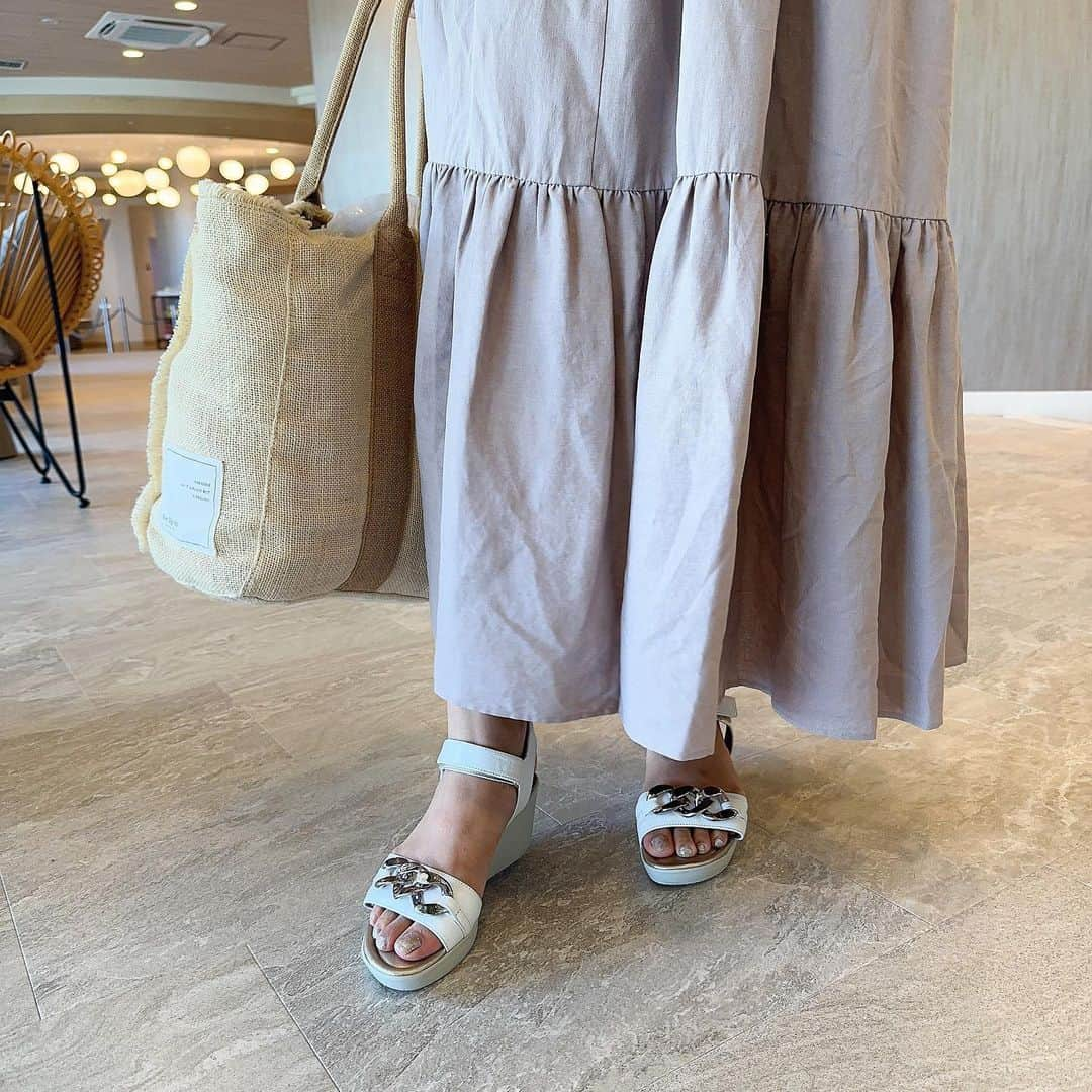 ルナさんのインスタグラム写真 - (ルナInstagram)「𝗰𝗼𝗼𝗿𝗱𝗶𝗻𝗮𝘁𝗲  ✔︎onepiece&bag @herlipto  ✔︎sandal @beaufort_shoes_official   伊豆熱川へ行った時のコーデ👏 herliptoのワンピをおろしたよ👗  プチ旅行に足元は歩きやすい靴が1番✨ このサンダルは軽くてめちゃ楽なの👏　 @beaufort_shoes_official 👡 軽量ウエッジチェーンサンダル  高見えしておすすめです😏🤍  ┈┈┈┈┈┈┈┈┈♡  #神戸ビューフォート #神戸BF #ビューフォート」7月15日 22時43分 - runakumaa