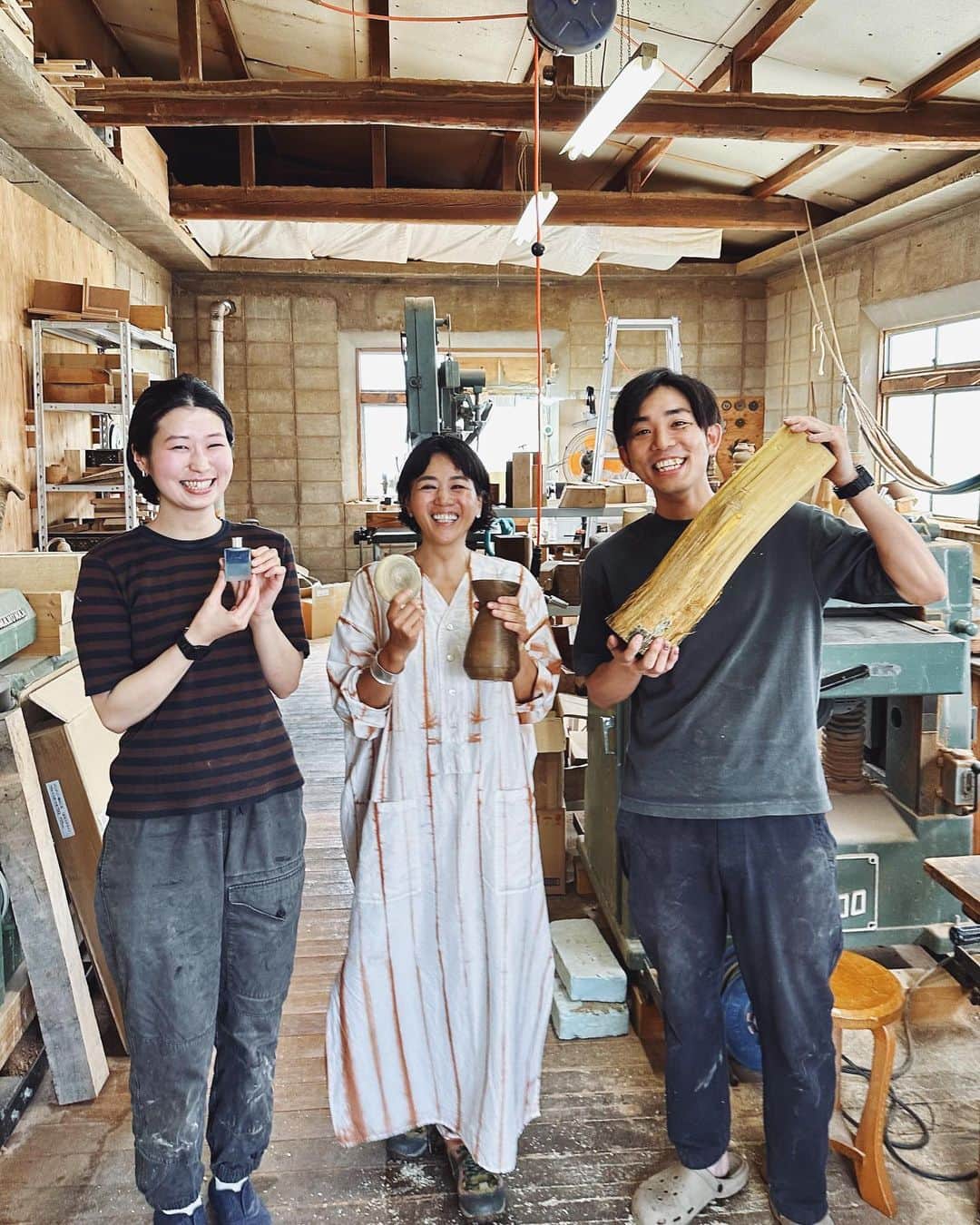 早坂香須子さんのインスタグラム写真 - (早坂香須子Instagram)「森の間伐後にいろいろと相談に乗ってくれた、荒山林業のゴローちゃんが繋いでくれたご縁で、長野県大町市の『木工ヤマニ』さんの工房にお邪魔しました。 @yamani_woodworks  @gorow1856   ヤマニさんの手に馴染み、ガリガリ挽ける美しいペッパーミルを日々愛用しているので（友里ちゃん、ありがとう！ @eatripjournal ）今回の訪問は本当に嬉しかった✨  ヤマニの内山さんご夫妻の仕事の美しさに惚れ惚れ。 森にも足を運んで下さって、ありがとうございました✨  お2人に教えて頂いた菓子ト珈琲pinto @kashitocoffee_pinto  さんのシュークリームとドリップアイスコーヒー、ぜっっっぴんでした！pintoのお2人もめちゃ可愛いかったなー。コーヒー豆も最高に美味しく毎朝頂いてます。  大町市で出会う人たちのペースが、とても心地良いなぁと感じます。この町に来ると、一旦立ち止まって、慣れちゃってる思考から離れる機会を与えられる。遠回りなようで、行きたい先にダイレクトに辿り着くような、そんな感じがするのです。  #木工ヤマニ #菓子ト珈琲pinto  #長野県大町市」7月15日 22時44分 - kazukovalentine