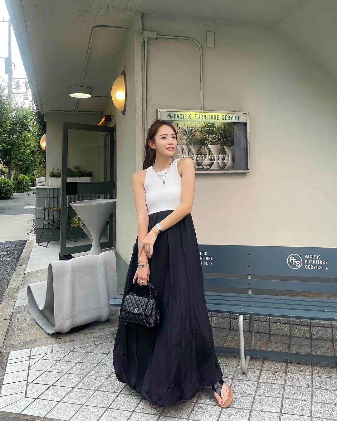 Aoiのインスタグラム：「アメスリで素材切り替えのワンピース☀️ @esutoreja   素材も気持ちよくた軽いのでゴルフの日もめちゃくちゃ重宝しております😆❤️  #esutoreja #ワンピース#celine#セリーヌ#chanel#マトラッセ#トップハンドル#トリオンフ#アメスリ#ワンピース#夏コーデ#大人カジュアル」
