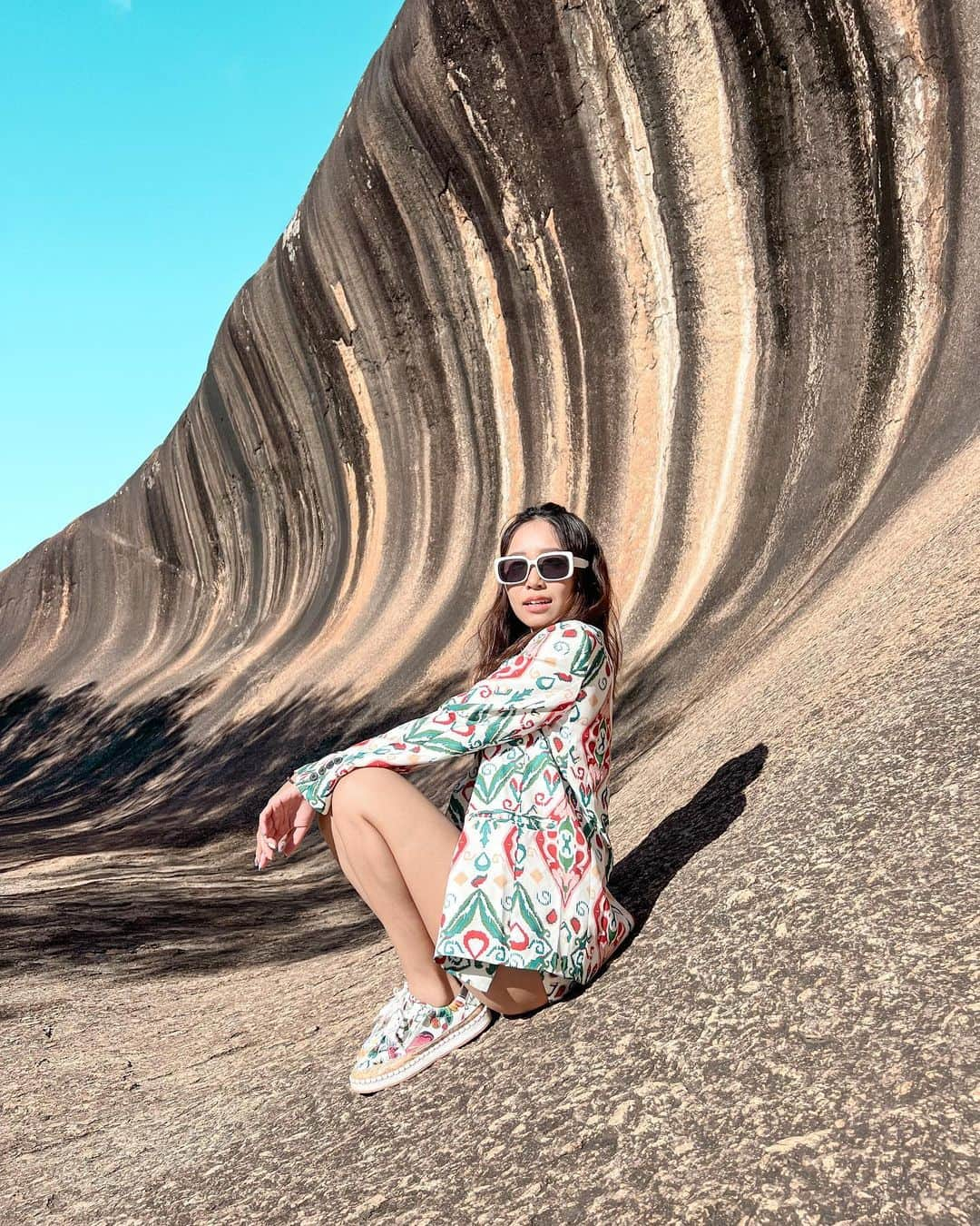 溝呂木世蘭さんのインスタグラム写真 - (溝呂木世蘭Instagram)「西オーストラリア  📍Wave Rock  まるで大きな波が押し寄せているみたいな岩の壁！  長い年月をかけて、 風とか雨でこんな形になったみたい！🫢🫢  自然が作り出すアートってすごいなぁっていつも思う🫢  三枚目の写真みたいに、サーフィン乗ってるみたいにポーズするのおすすめ！🤣  #オーストラリア#Austin#ウェイブロック#waverock#キャンピングカー#ロードトリップ#旅好き#旅行好きな人と繋がりたい#タビジョ#旅#旅行好きな人と繋がりたい #女子旅#Austin」7月15日 22時59分 - seran_0422