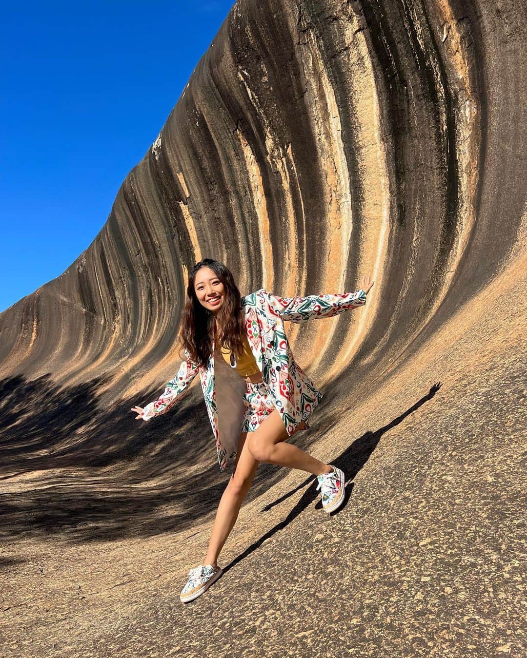 溝呂木世蘭さんのインスタグラム写真 - (溝呂木世蘭Instagram)「西オーストラリア  📍Wave Rock  まるで大きな波が押し寄せているみたいな岩の壁！  長い年月をかけて、 風とか雨でこんな形になったみたい！🫢🫢  自然が作り出すアートってすごいなぁっていつも思う🫢  三枚目の写真みたいに、サーフィン乗ってるみたいにポーズするのおすすめ！🤣  #オーストラリア#Austin#ウェイブロック#waverock#キャンピングカー#ロードトリップ#旅好き#旅行好きな人と繋がりたい#タビジョ#旅#旅行好きな人と繋がりたい #女子旅#Austin」7月15日 22時59分 - seran_0422