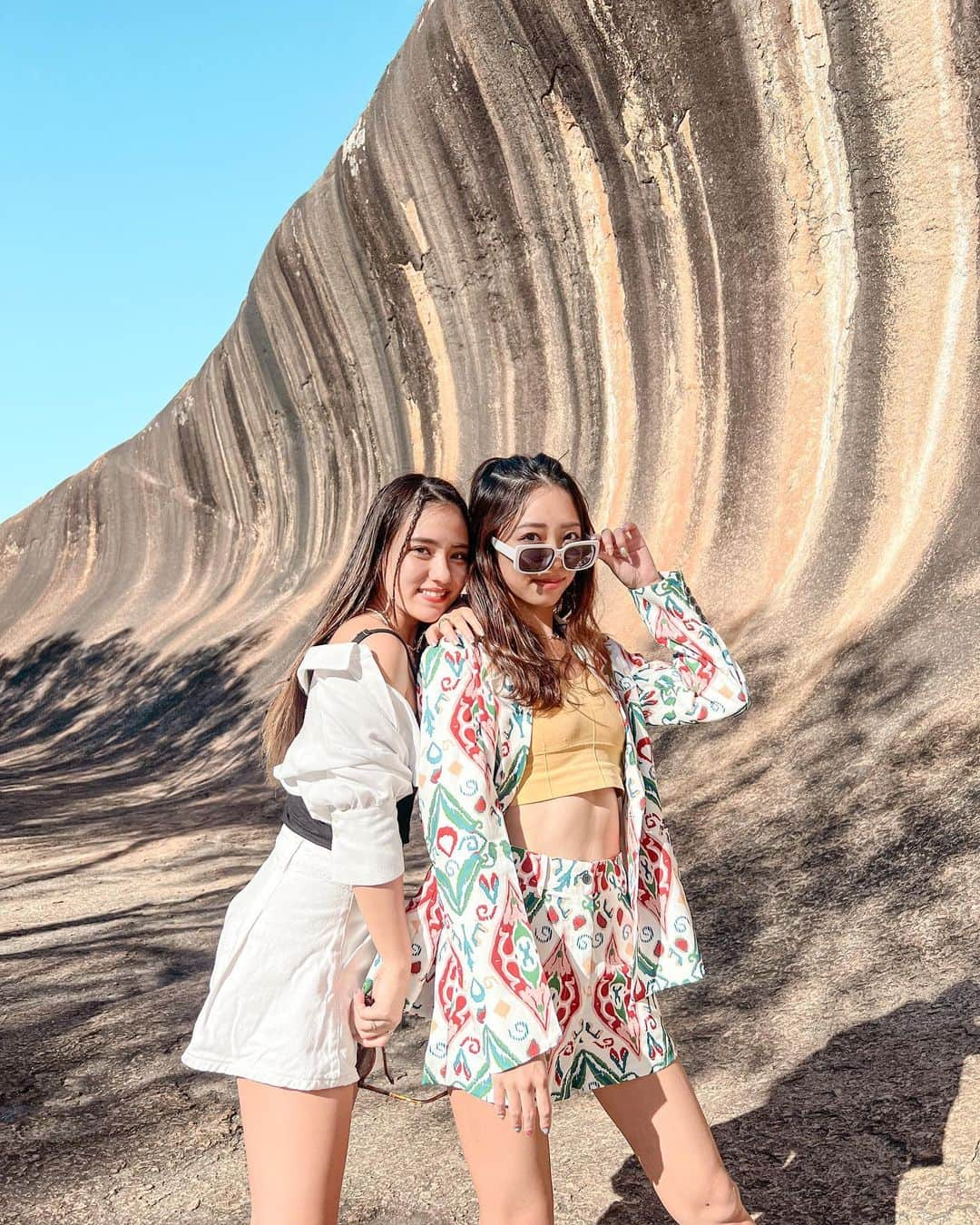 溝呂木世蘭さんのインスタグラム写真 - (溝呂木世蘭Instagram)「西オーストラリア  📍Wave Rock  まるで大きな波が押し寄せているみたいな岩の壁！  長い年月をかけて、 風とか雨でこんな形になったみたい！🫢🫢  自然が作り出すアートってすごいなぁっていつも思う🫢  三枚目の写真みたいに、サーフィン乗ってるみたいにポーズするのおすすめ！🤣  #オーストラリア#Austin#ウェイブロック#waverock#キャンピングカー#ロードトリップ#旅好き#旅行好きな人と繋がりたい#タビジョ#旅#旅行好きな人と繋がりたい #女子旅#Austin」7月15日 22時59分 - seran_0422