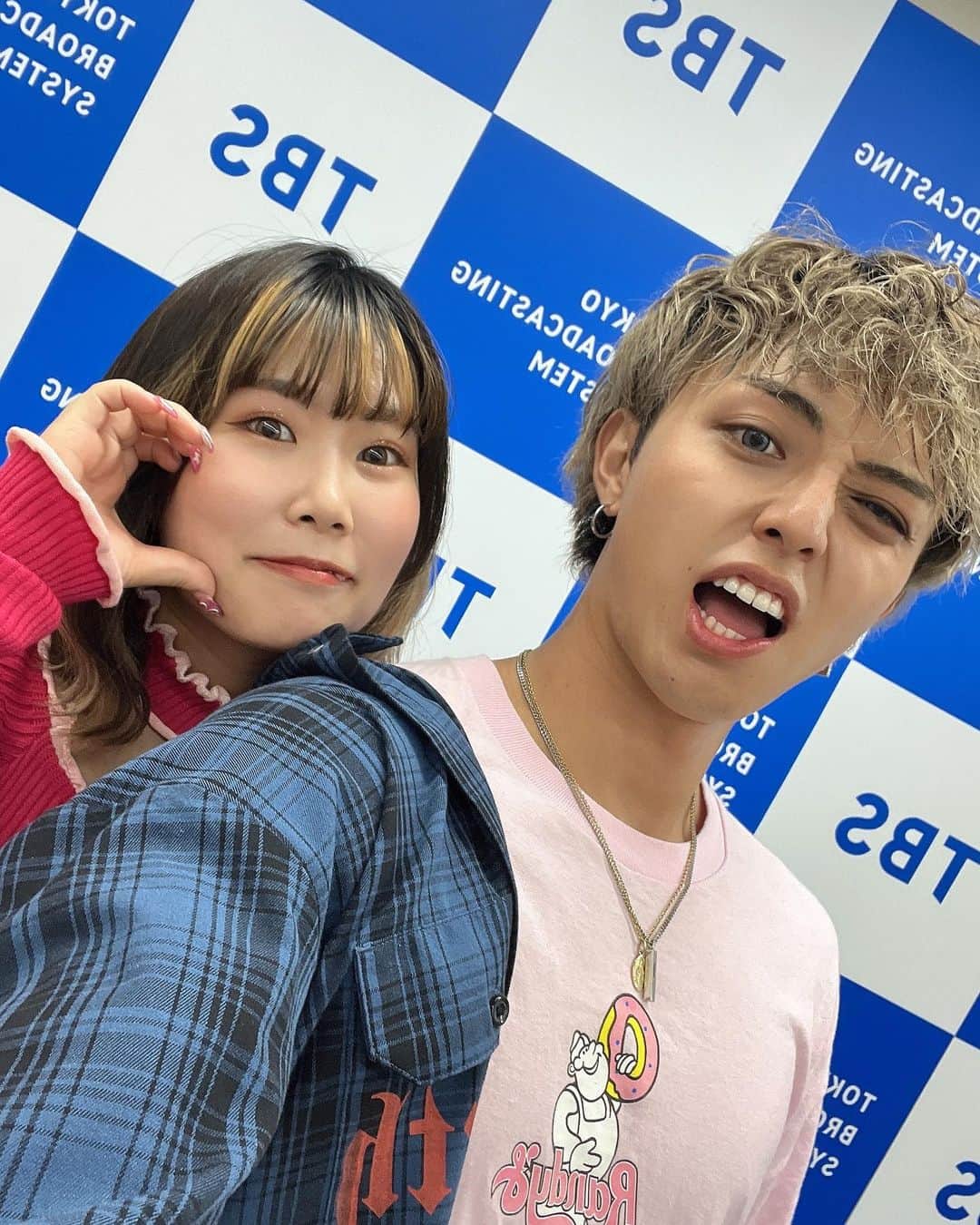 のインスタグラム：「しんなつで初の地上波出演🔥 『音楽の日』 あのちゃんの後ろで踊らせてもらったよ✌️  ほんのちょこっとやったのにたくさんコメントやdm.メンションが一生止まらんくて、みんな喜んでるのがわかってこっちが感動したわ  おかげでもっと頑張ろうって思えたし、アーティストとしてもいつかあんな舞台立てるようにと強く思った💪 もちろんしんなつでもみんなが喜んでもらえるような番組に出れることをこれから目指してコツコツと🔥  またYouTubeで感想を話してるから見てね✌️  いつもみんな応援してくれてありがとう😊  #音楽の日　#tbs #あのちゃん #冬レモンとはビジネスパートナー #めちゃくちゃビジネスパートナー #誰がなんと言おうとビジネスパートナー」