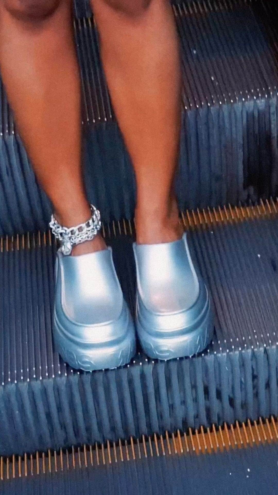 メリッサのインスタグラム：「Apenas @dominique_neves entregando muito estilo com a #MelissaClogMarcJacobs 🤍 ⁣ Bora garantir a sua em melissa.com.br!」