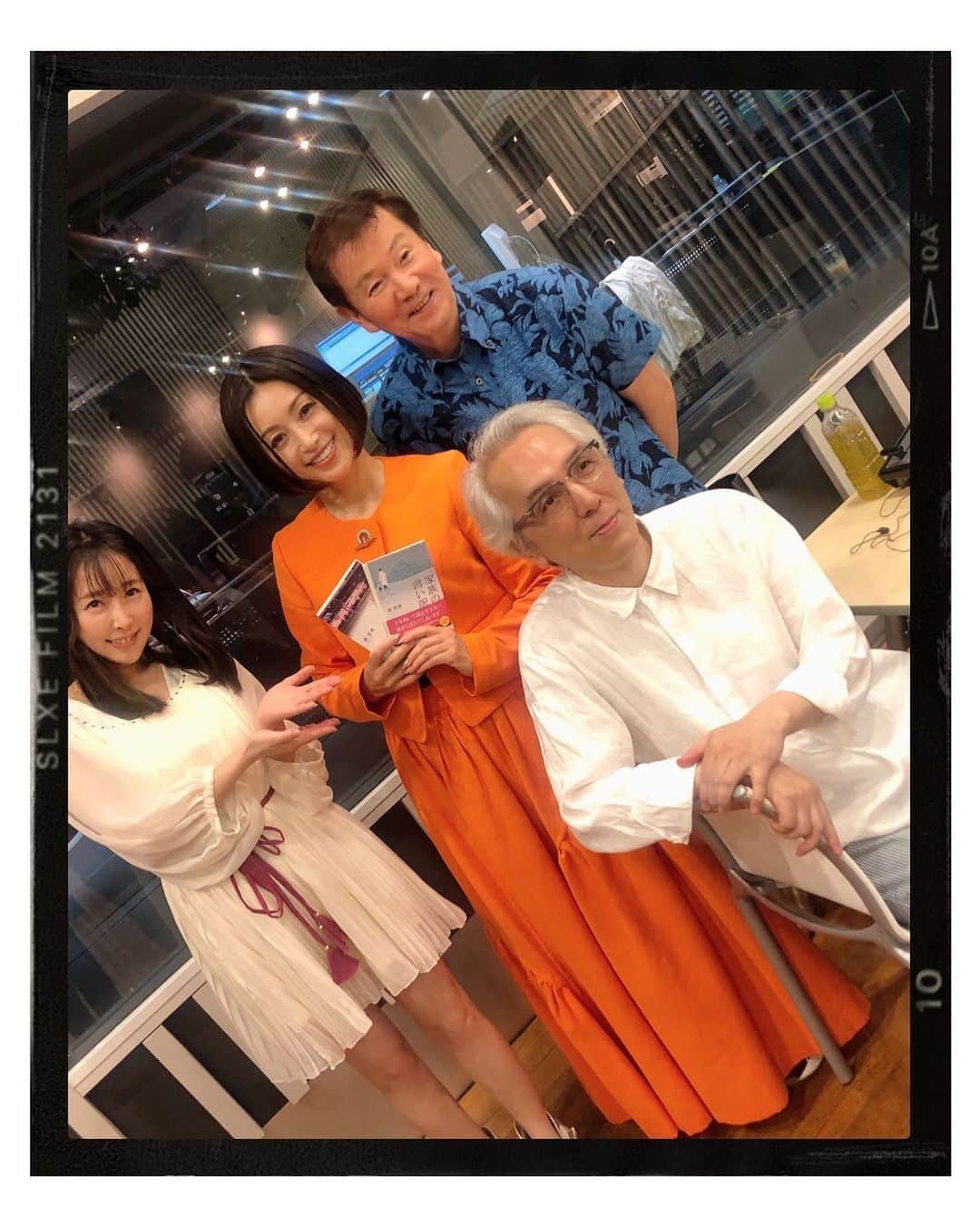 風谷南友のインスタグラム：「渾身のゲストは、SMAPさんやKinKi Kidsさんのなど、数々の名曲の作詞をしていらっしゃる、森 浩美（もり ひろみ）さん✨  やはり、言葉選び、お話の仕方までとても素敵な方でした✨  SDGsへも、根本に立ち返った素敵な考え方で、  まずは、ゴミの分別をきちんとする事。 私もきっちり仕分けしていると、可燃ゴミが1番少なかったりするのです。  森さんもおっしゃっていましたが、日本のおもてなしの心を表す梱包の文化は素晴らしいのですが、  おもてなしをした後は、きちんと分別回収すれば、資源となり生まれ変わります。  そこまですれば、本当のおもてなしの心となる事でしょう✨✨  どうぞお聞き下さい📻♪  #森田健作青春もきだて朝一番  #森浩美　さん #酒井法子 さん #NACK5」