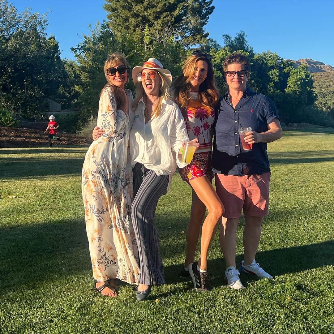 ヘザー・マクドナルドのインスタグラム：「Girls night rocking to a cover band on a golf course. @mrjuliegoldman @thebrandyhoward @lizkroman #juicyscoop @trinaturk is my outfit」