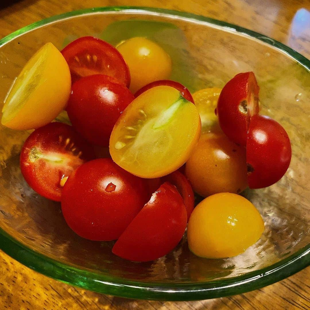 佃井皆美さんのインスタグラム写真 - (佃井皆美Instagram)「実家で採れた野菜たち〜🥔🍅🥒🥕  じゃがいもは北海道行った時に美味しすぎて一口ボレしたインカの目覚めとキタアカリ。 味、色、ぜんぜんちがう！ どっちもほくほく。美味しい！  きゅうりは今年一本目！！ みずみずしくて美味しすぎて感動！！ 自家製のお味噌との相性抜群でした💓  ミニトマトは毎年ありがとうの気持ち。 今年も変わらずありがとう。  二十日大根とミニキャロットと赤かぶは野菜の味がぎゅ〜！！！と詰まってます。 個性強め。ダメな人はダメなやつ。 私は好き。  豆腐の上のはモロヘイヤ。 栄養満点〜！！ モロヘイヤはやっぱりこの食べ方が1番好きです。  元々野菜好きではあったけど、 実家で野菜育てるようになって 更に野菜好きになった今日この頃です。  もう、なんか、みんな可愛い…  （注:育ててるのは父です）  #野菜  #やさい  #家庭菜園  #無農薬  #無農薬野菜」7月15日 23時13分 - minamitsukui