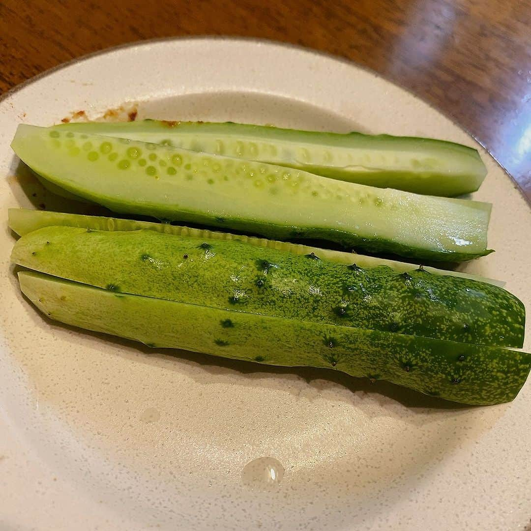 佃井皆美さんのインスタグラム写真 - (佃井皆美Instagram)「実家で採れた野菜たち〜🥔🍅🥒🥕  じゃがいもは北海道行った時に美味しすぎて一口ボレしたインカの目覚めとキタアカリ。 味、色、ぜんぜんちがう！ どっちもほくほく。美味しい！  きゅうりは今年一本目！！ みずみずしくて美味しすぎて感動！！ 自家製のお味噌との相性抜群でした💓  ミニトマトは毎年ありがとうの気持ち。 今年も変わらずありがとう。  二十日大根とミニキャロットと赤かぶは野菜の味がぎゅ〜！！！と詰まってます。 個性強め。ダメな人はダメなやつ。 私は好き。  豆腐の上のはモロヘイヤ。 栄養満点〜！！ モロヘイヤはやっぱりこの食べ方が1番好きです。  元々野菜好きではあったけど、 実家で野菜育てるようになって 更に野菜好きになった今日この頃です。  もう、なんか、みんな可愛い…  （注:育ててるのは父です）  #野菜  #やさい  #家庭菜園  #無農薬  #無農薬野菜」7月15日 23時13分 - minamitsukui