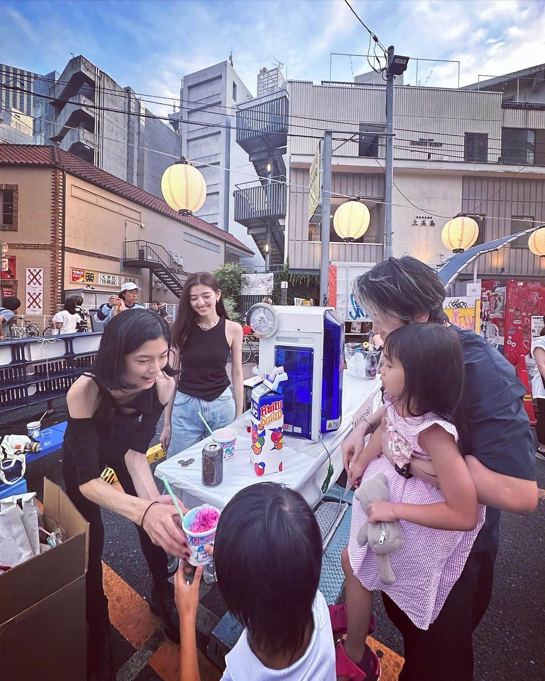 林ゆうきさんのインスタグラム写真 - (林ゆうきInstagram)「渋谷で開催されている 「Square Market」にキッズと行ってきました！  又従兄弟でフレンチシェフの 西 恭平ちゃんが出店していたので 夏祭りを堪能してきました！  激うまグリーンカレーそばが 絶品だったのでぜひ！  #squaremarket  #neki」7月15日 23時08分 - yukihayashi1231