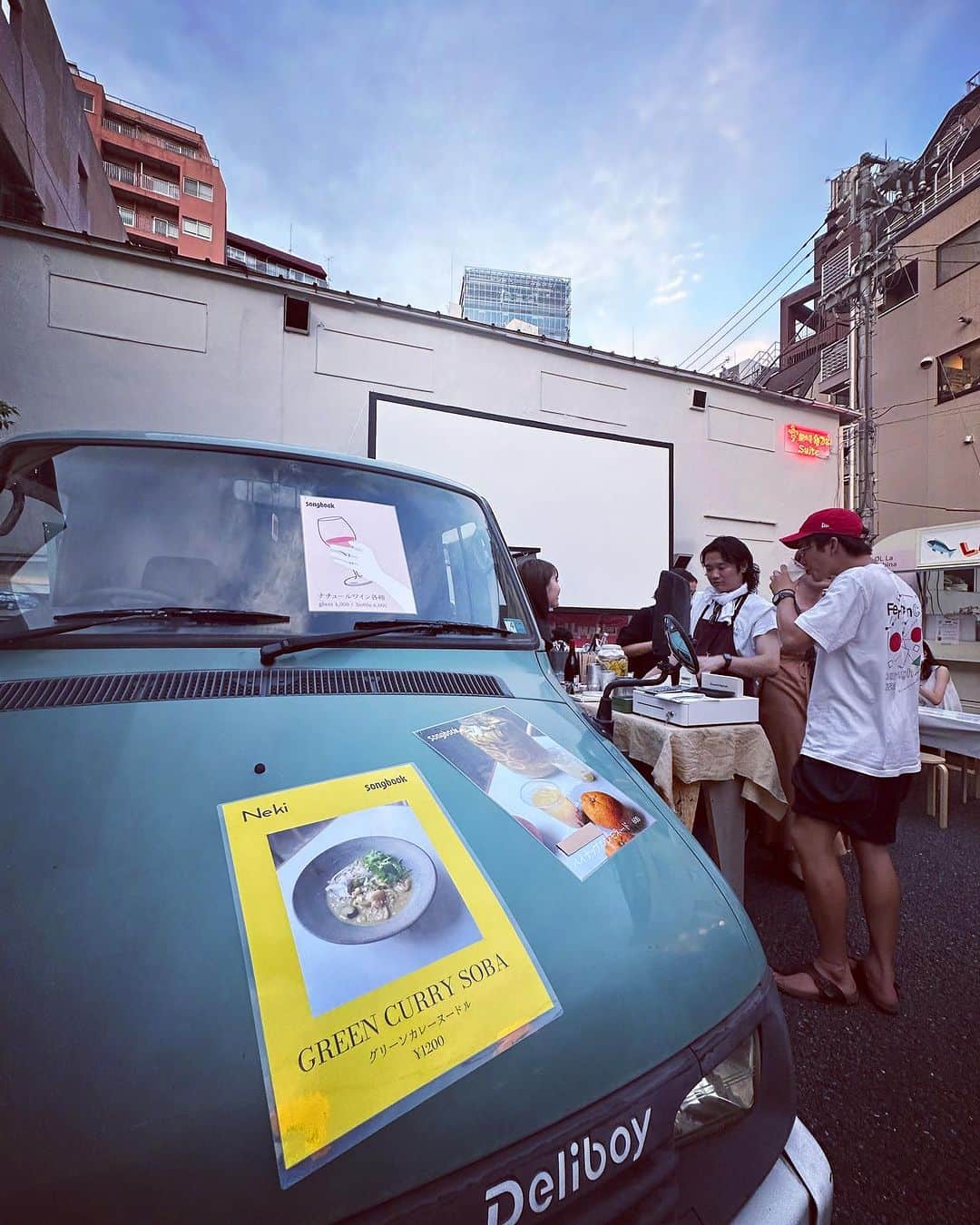 林ゆうきさんのインスタグラム写真 - (林ゆうきInstagram)「渋谷で開催されている 「Square Market」にキッズと行ってきました！  又従兄弟でフレンチシェフの 西 恭平ちゃんが出店していたので 夏祭りを堪能してきました！  激うまグリーンカレーそばが 絶品だったのでぜひ！  #squaremarket  #neki」7月15日 23時08分 - yukihayashi1231