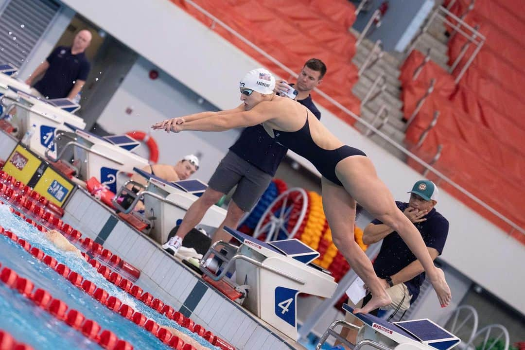 ケイティ・レデッキーさんのインスタグラム写真 - (ケイティ・レデッキーInstagram)「As you can see, it’s all work and no play at training camp 🤪  Getting ready with this team 💪🏼🇺🇸  📸 - @mike2swim」7月15日 23時09分 - katieledecky