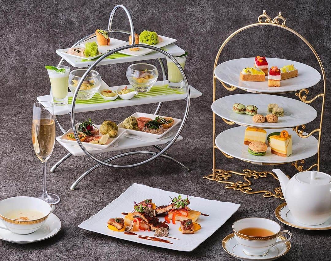 InterContinental Tokyo Bayさんのインスタグラム写真 - (InterContinental Tokyo BayInstagram)「. Italian Dining Zillion offers a special course for limited time, including a three-tiered hors d'oeuvre stand, a delicate afternoon tea style dessert and an exquisite main dish using premium Japanese eel. The nourishing grilled eel increases your appetite and it’s sure to save you from the summer heat. Taste the flavors of summer and spend a luxurious time with us.  イタリアンダイニング ジリオンでは、鰻をアレンジしたコースをご用意しております。 ハイティースタイルでアレンジした10種のオードブルからはじまり、メインディッシュにうなぎの蒲焼きにフォアグラのソテーを添えた一品をお届け。 鰻の蒲焼の外はカリッと、中はふっくらとした焼きあげ、リゾットを添えました。 ソースはうなぎとの相性も抜群のマデラソースにサマートリュフをスライスし、世界各国の貴重な香辛料を加えて仕上げました。 コースの〆のデザートは、ピエール・エルメ・パリとのコラボレーションによる夏のアフタヌーンティーをラインナップ。 パッションフルーツやマンゴー、ライムなどの爽やかな味わいのスイーツをお楽しみいただけます。  #ホテルインターコンチネンタル東京ベイ #インターコンチネンタル東京ベイ #intercontinentaltokyobay #intercontinental #intercontinentallife #イタリアンダイニングジリオン  #italian #italiandining #ZILLION  #italianfood #女子会  #大人ランチ #italiancuisine  #イタリアンレストラン #イタリアン  #ホテルランチ #ホテルディナー #italianrestaurant  #tokyoitalian  #うなぎ #鰻 #鰻好きな人と繋がりたい  #鰻の蒲焼き  #アフタヌーンティー #デザート  #ピエールエルメパリ #ハイティースタイル #オードブル」7月15日 23時20分 - intercontitokyobay