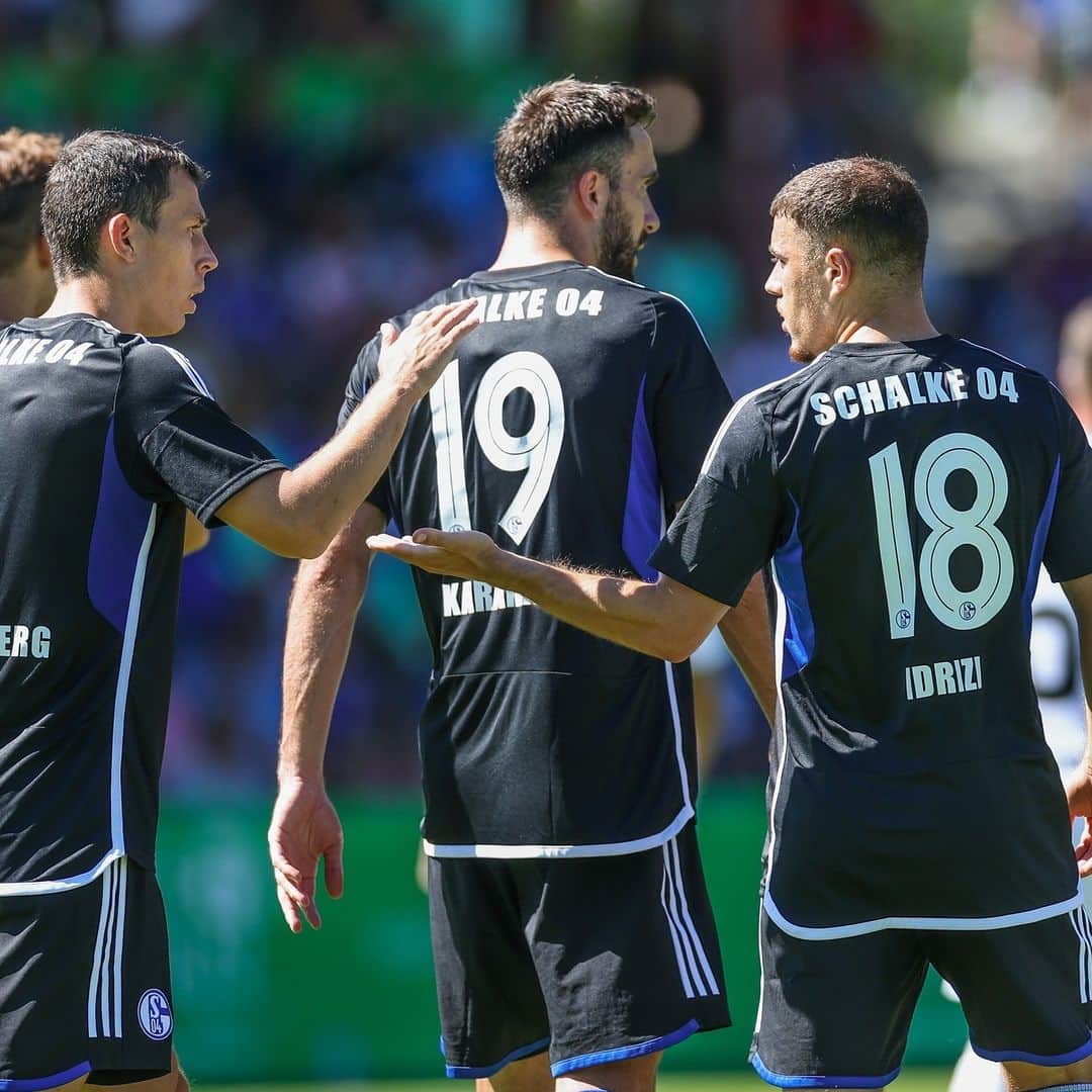 シャルケ04のインスタグラム：「2:0-Pausenführung gegen @gornikzabrzesa ⏸️ Sauber, Männer! . . #S04 #Schalke #Knappen #Testspiel #S04GOR #S04HoheTauern」