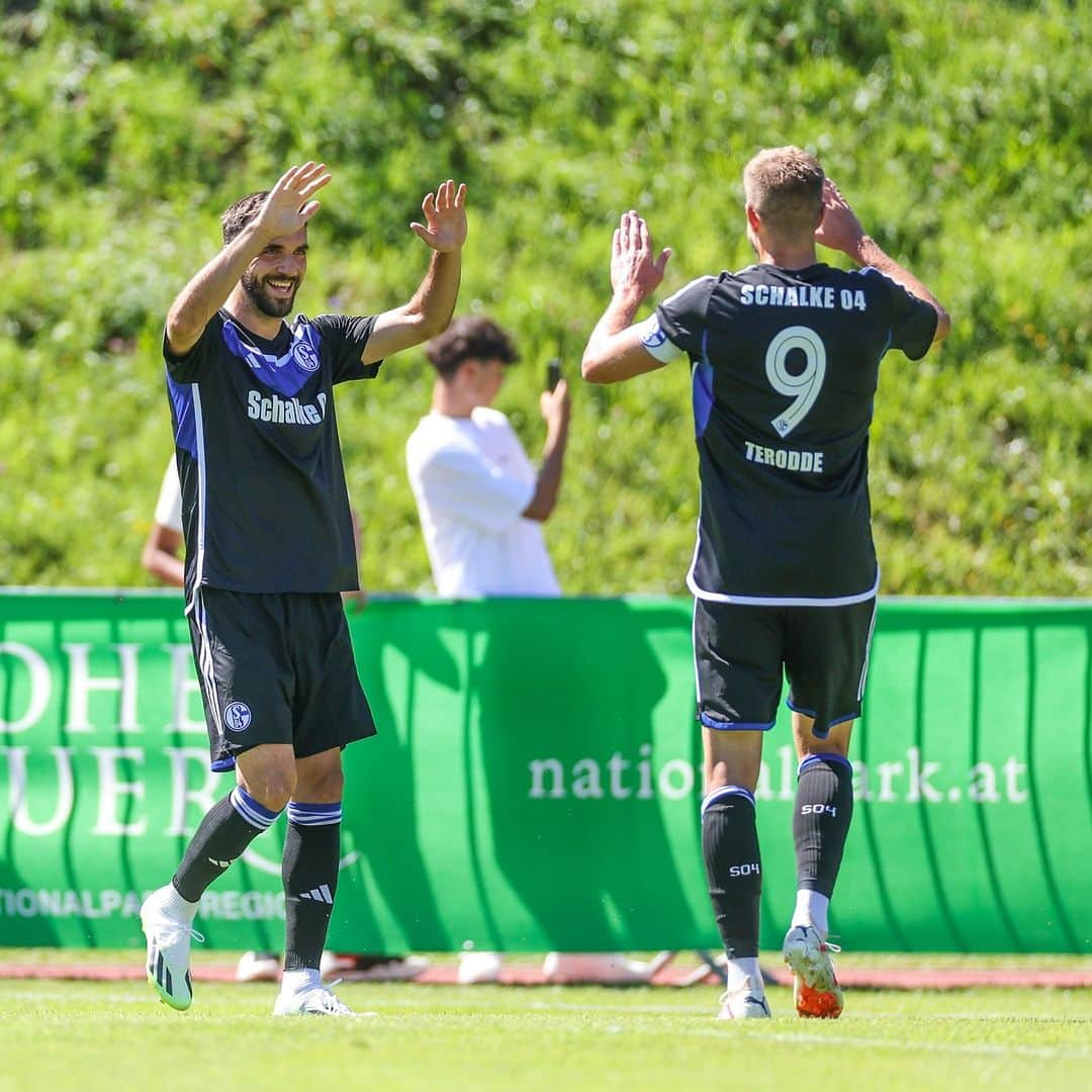 シャルケ04さんのインスタグラム写真 - (シャルケ04Instagram)「2:0-Pausenführung gegen @gornikzabrzesa ⏸️ Sauber, Männer! . . #S04 #Schalke #Knappen #Testspiel #S04GOR #S04HoheTauern」7月15日 23時21分 - s04