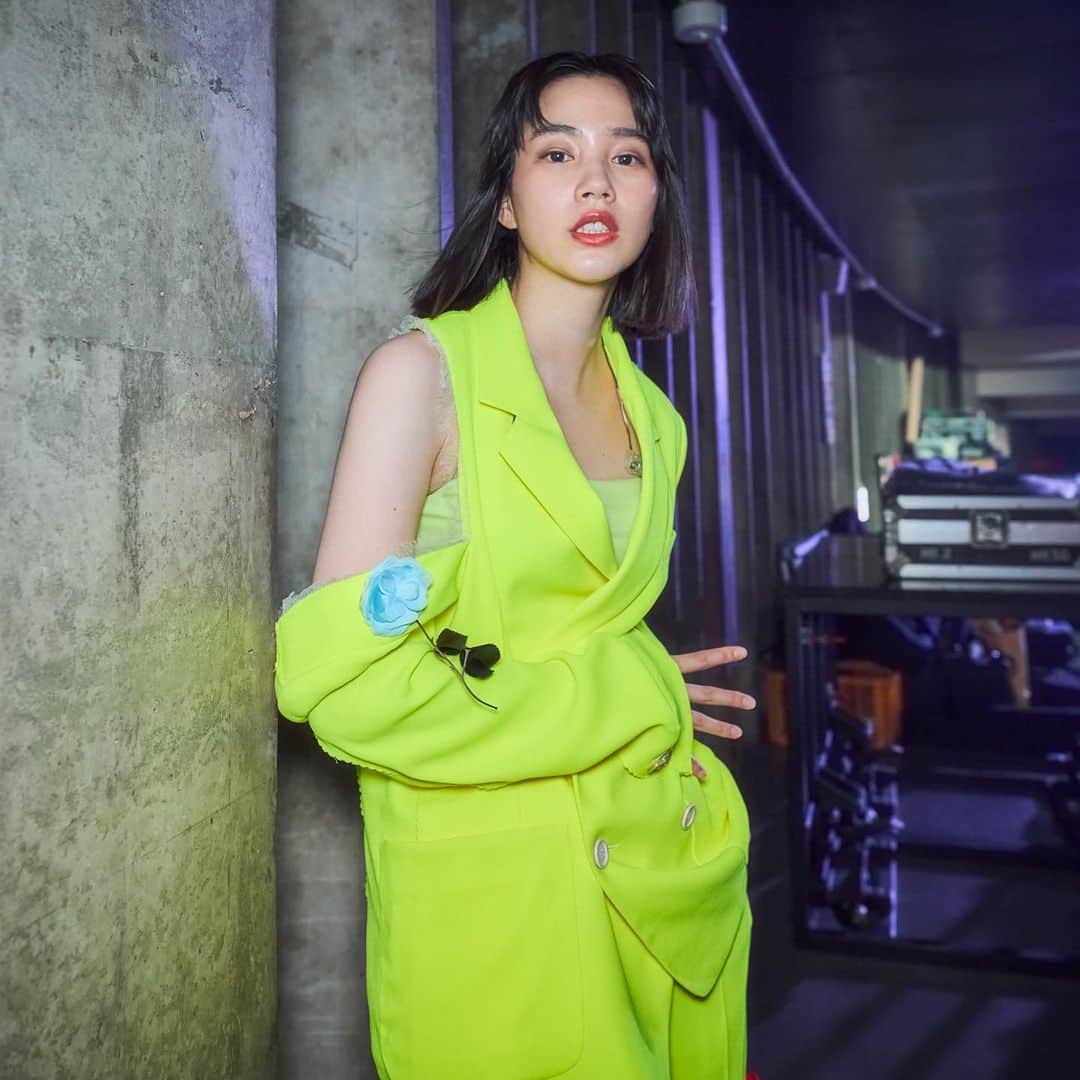 のん（能年玲奈）のインスタグラム：「🌹💛 蛍光イエロー、永遠に好き。  Photo: @kentarominami_  Styling: @izumimachino Hair&Make up: Shie Kanno  #inspiretokyo #NONFESTA」