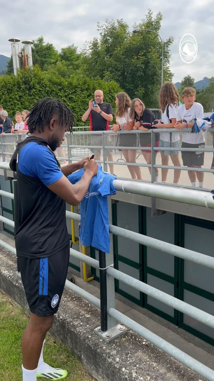 アタランタBCのインスタグラム：「Un gol da applausi (e da autografi) ✍️  Everyone wants @molalookman ’s autograph after this goal 👏  #GoAtalantaGo ⚫️🔵」