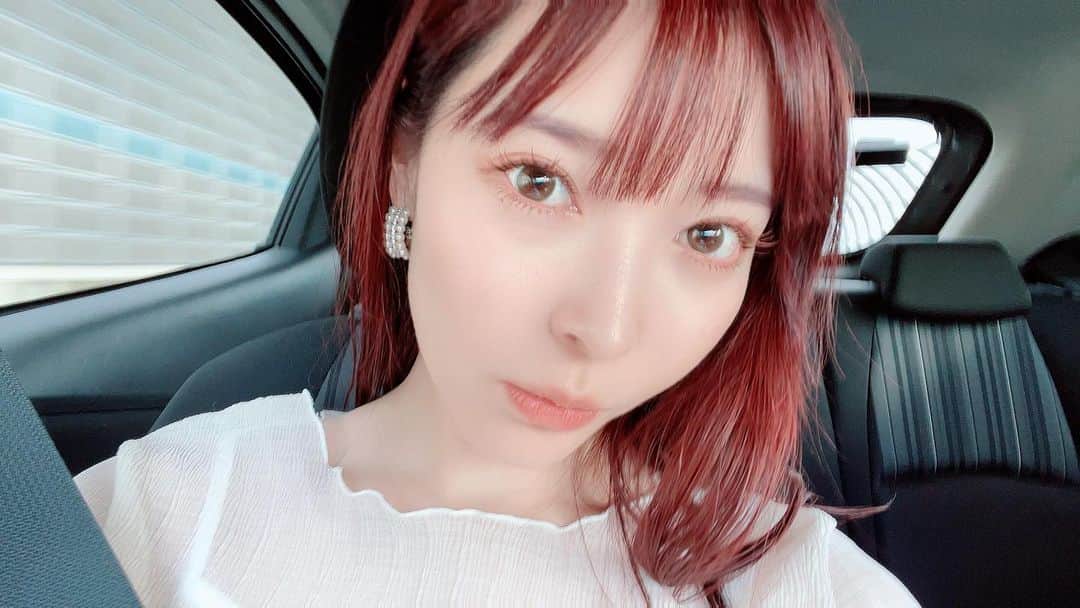 田中良子のインスタグラム：「前髪伸ばしてたけど、切っちゃった🥲 そして、やっぱり伸ばしたい🥲🥲🥲  #前髪 #前髪カット #赤髪 #レッドブラウン #次は」