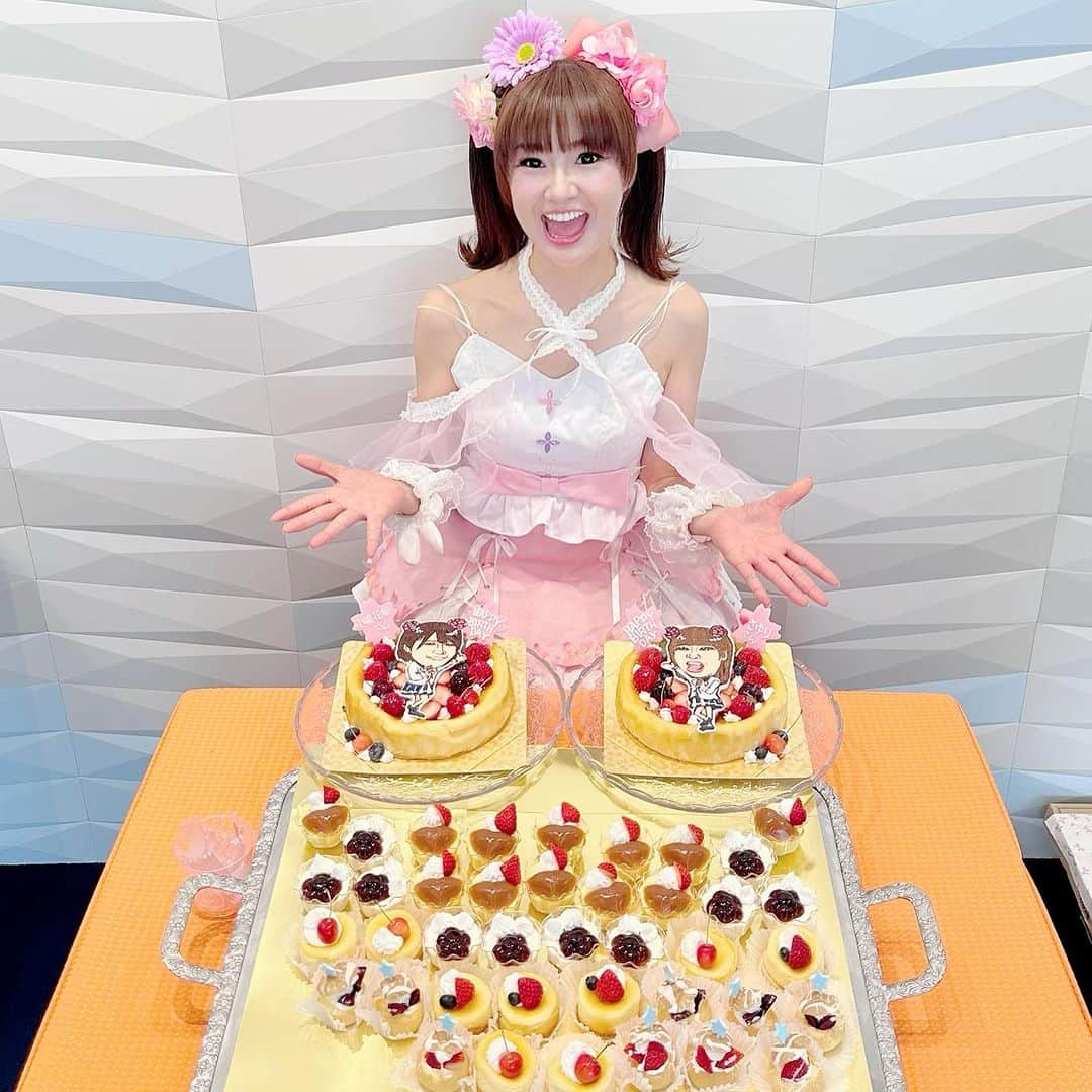 さゆりさんのインスタグラム写真 - (さゆりInstagram)「54歳🎂誕生日を『せやねん』ファミリーみんなにお祝いしてもらいましたぁ〜💖🤣💖  #20年以上続く💖 #絶対的なファミリー #せやねんファミリー 💕🤣 #1日違い16日誕生日の #NMB48こじりん と一緒にお祝いしてもらったです〜🤩 #こじりんは祝24歳💖 #おないどし 〜🎶って手繋いでたら #全員から #親子やー‼️と総ツッコミをうけるの巻〜🤣 #全員やっぱりお笑いさんでしたぁ〜 #でもこの54歳と24歳のコラボ誕生日ケーキ🎂 #さゆりもNMB48になってたぁ〜🎶😆 #ちなみにこじりんはボヨヨン装着されるの巻〜🤣 #ほんと有難いです〜🥰 #かつみさゆり #さゆり　#54yearsold  #誕生日ケーキ #トミーズ　さん　 #チュートリアル徳井 #アキナ　#小島花梨ちゃん  #井上雅雄アナ  #せやねん　#MBS」7月15日 23時25分 - katsumisayuri_sayuri