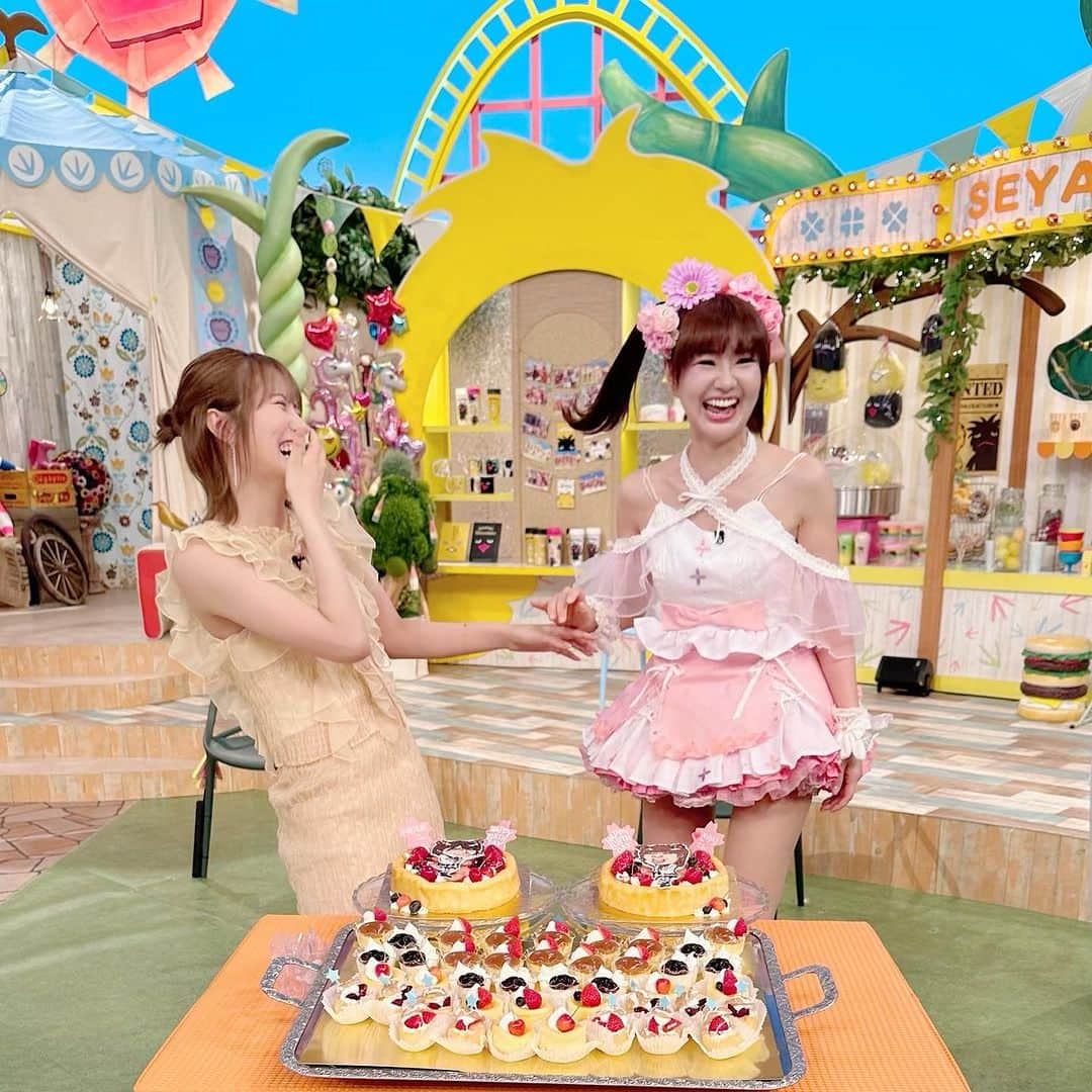 さゆりさんのインスタグラム写真 - (さゆりInstagram)「54歳🎂誕生日を『せやねん』ファミリーみんなにお祝いしてもらいましたぁ〜💖🤣💖  #20年以上続く💖 #絶対的なファミリー #せやねんファミリー 💕🤣 #1日違い16日誕生日の #NMB48こじりん と一緒にお祝いしてもらったです〜🤩 #こじりんは祝24歳💖 #おないどし 〜🎶って手繋いでたら #全員から #親子やー‼️と総ツッコミをうけるの巻〜🤣 #全員やっぱりお笑いさんでしたぁ〜 #でもこの54歳と24歳のコラボ誕生日ケーキ🎂 #さゆりもNMB48になってたぁ〜🎶😆 #ちなみにこじりんはボヨヨン装着されるの巻〜🤣 #ほんと有難いです〜🥰 #かつみさゆり #さゆり　#54yearsold  #誕生日ケーキ #トミーズ　さん　 #チュートリアル徳井 #アキナ　#小島花梨ちゃん  #井上雅雄アナ  #せやねん　#MBS」7月15日 23時25分 - katsumisayuri_sayuri