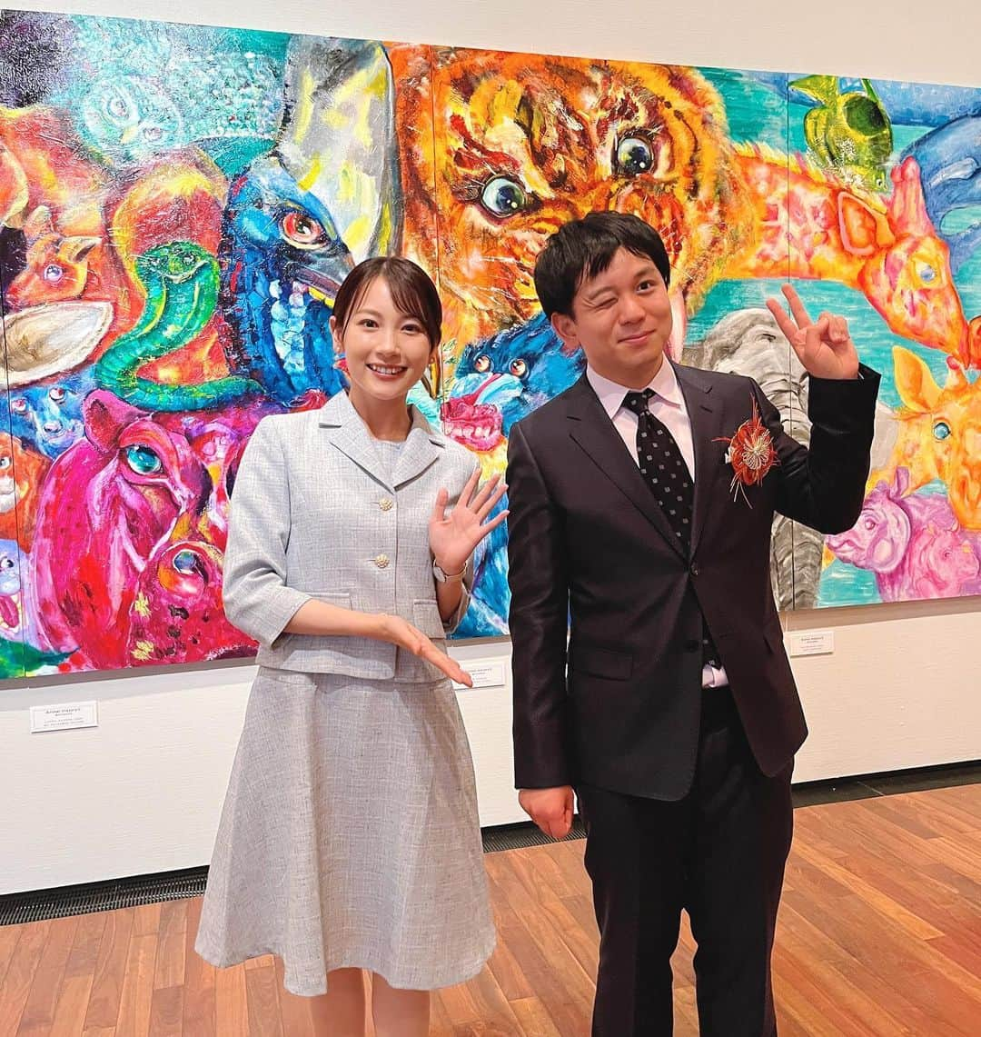 青木美奈実のインスタグラム：「【 #石村嘉成展 いきものだいすき】  きょうから愛媛県美術館で開催！  全長26m、大迫力の作品をはじめ 石村さんが毎日書いている日記や ひとことフレーズが魅力の版画など 見所満載です✨  石村さんならではの色使いや 生命力溢れる動物たちの姿に エネルギーをもらえます。  写真は、きのう開展式の司会を務めた後 石村さんと撮った一枚📸  #とべ動物園 のコーナーCH.ZOOで 取材させていただいたこともあり、 コーナーのタイトル画には石村さんの作品を 使わせていただいています！  今回の展示は、撮影OK！ ぜひ、目で見て、写真を撮って 楽しんでください🦁  #石村嘉成 さん #いきものだいすき #愛媛県美術館 #美術館 #動物の絵 #南海放送 #アナウンサー #司会」