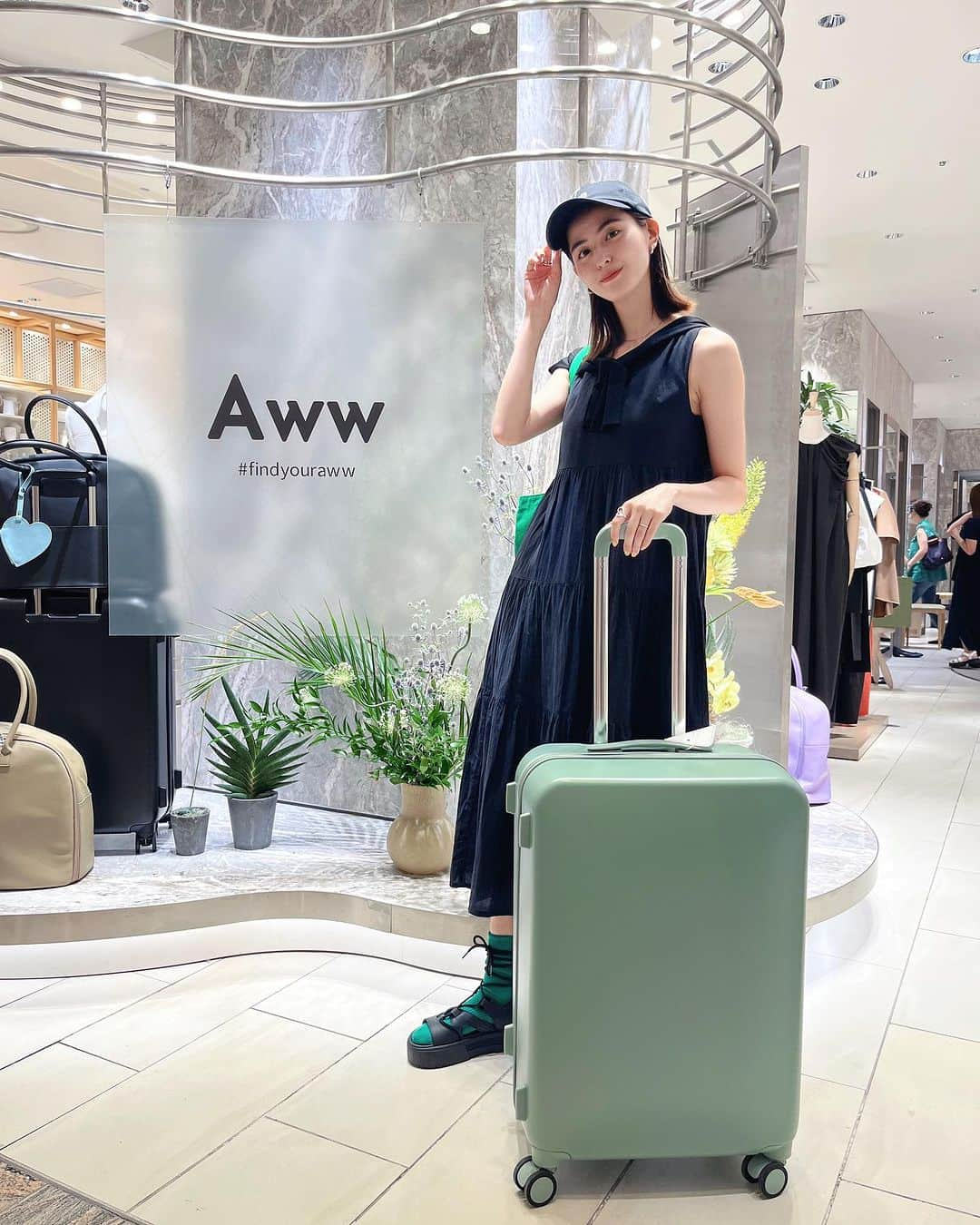 岩田絵莉佳のインスタグラム：「Aww  7/18日まで新宿伊勢丹2FにてPOP UP開催中✨ @awwtravel_official @awwtravel_community  以前お仕事ご一緒させてもらったリャンさん、まりりんさんからご招待いただき遊びに行ってきました💙  キャリーケースやボストンバッグなど旅行に必須アイテムの他🧳 廃棄プラ、アップルレザーを使用したサスティナブル商品が沢山揃ってます🍎 サボテンを使用したバッグには驚きました🌵  下半期の私はとにかく"旅"がキーワードなので色んな所にこのキャリー持って行きます✈️ . . . #findyouraww  #mygreenerchoice #awwtravel_popup」