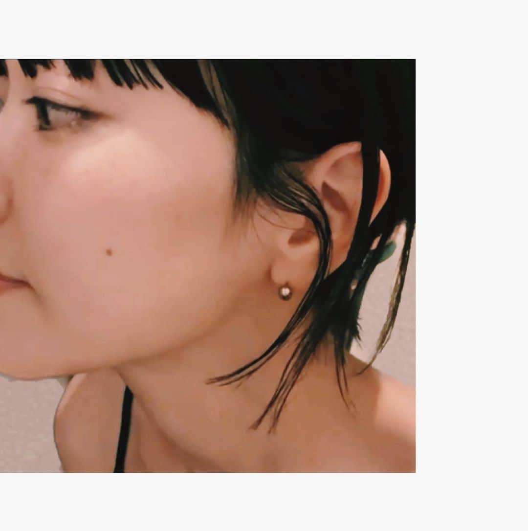 マツオモモコさんのインスタグラム写真 - (マツオモモコInstagram)「. 耳にちょこんとひっついてるみたいなminimumな pierceが良かった日 . ひやひやものだけどこうしたくてぎりぎりに穴開けたんだったあの頃 . . #aftersaveclub  #pierce」7月15日 23時27分 - matsuo_momoko