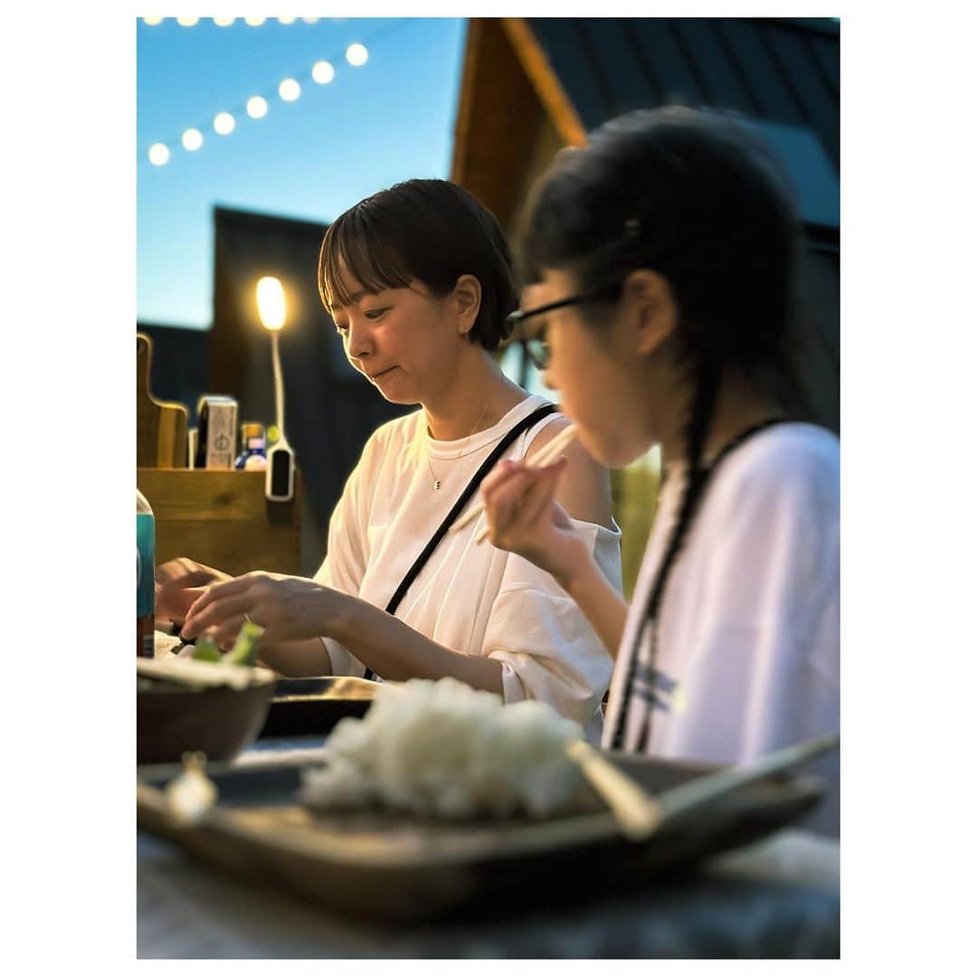 肥野竜也のインスタグラム：「＂Family trip＂ @tent.ichinomiya 夜食はグランピングの醍醐味「BBQ」、朝食は外でのセルフモーニング！ お肉、海鮮、野菜、パン、コーヒー…全てが本当に美味しかった〜 食事後にはお喋りしながらの後片付けも、意外に良い時間でした。 料理から片付けまで娘が全部携わって、子供にとってめちゃくちゃ良い体験だったと思います。 親子共に、この時間は"一生忘れない"と思います。 ⁡ 動画は"Reels"でアップします。 ⁡ #家族旅行 #家族 #ファミリー #旅行 #グランピング #テント一宮グランピングリゾート #バーベキュー #モーニング #tent #tentichinomiyaresort #familytrip #trip #vacation #emifamtrip #glamping #bbq」