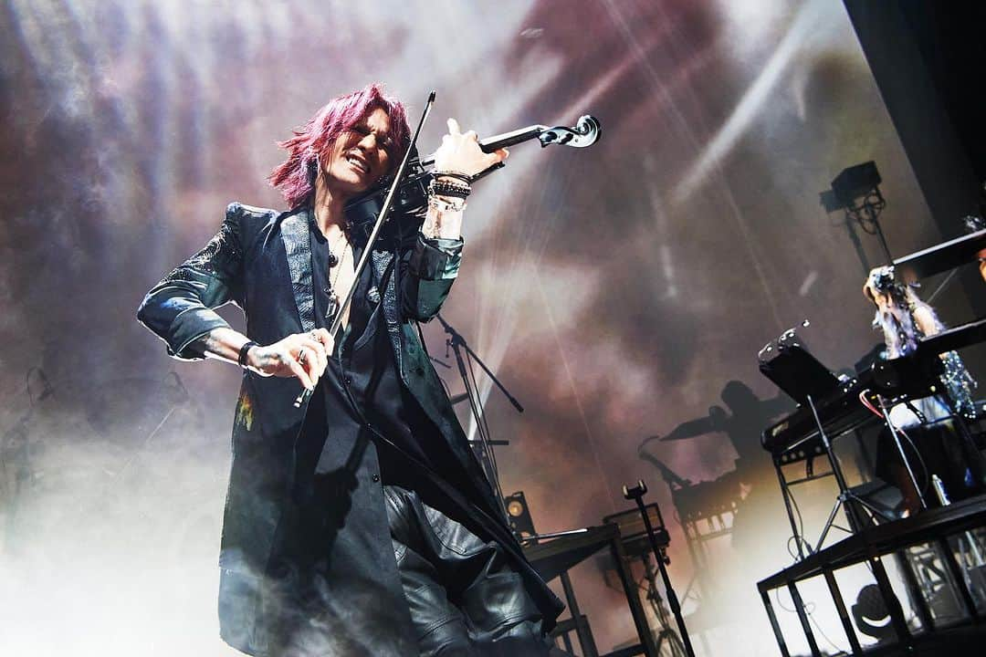 SUGIZOさんのインスタグラム写真 - (SUGIZOInstagram)「Rest in Peace & Fly Away 〜And The New Chaos is Saving You〜 Final Zepp DiverCity with KAZKA!!  Photo by Keiko TANABE.  #SUGIZO #KAZKA #UNI #MaZDA #よしうらけんじ #komaki #Chloe #ZAKROCK #類家心平 #MAIKO #COSMICDANACESEXTET #SUGIZOTOUR2023」7月15日 23時32分 - sugizo_official