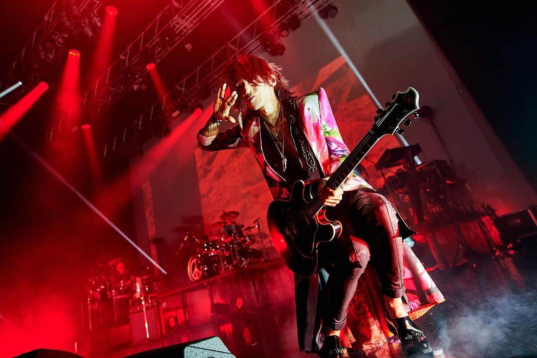 SUGIZOさんのインスタグラム写真 - (SUGIZOInstagram)「Rest in Peace & Fly Away 〜And The New Chaos is Saving You〜 Final Zepp DiverCity with KAZKA!!  Photo by Keiko TANABE.  #SUGIZO #KAZKA #UNI #MaZDA #よしうらけんじ #komaki #Chloe #ZAKROCK #類家心平 #MAIKO #COSMICDANACESEXTET #SUGIZOTOUR2023」7月15日 23時32分 - sugizo_official