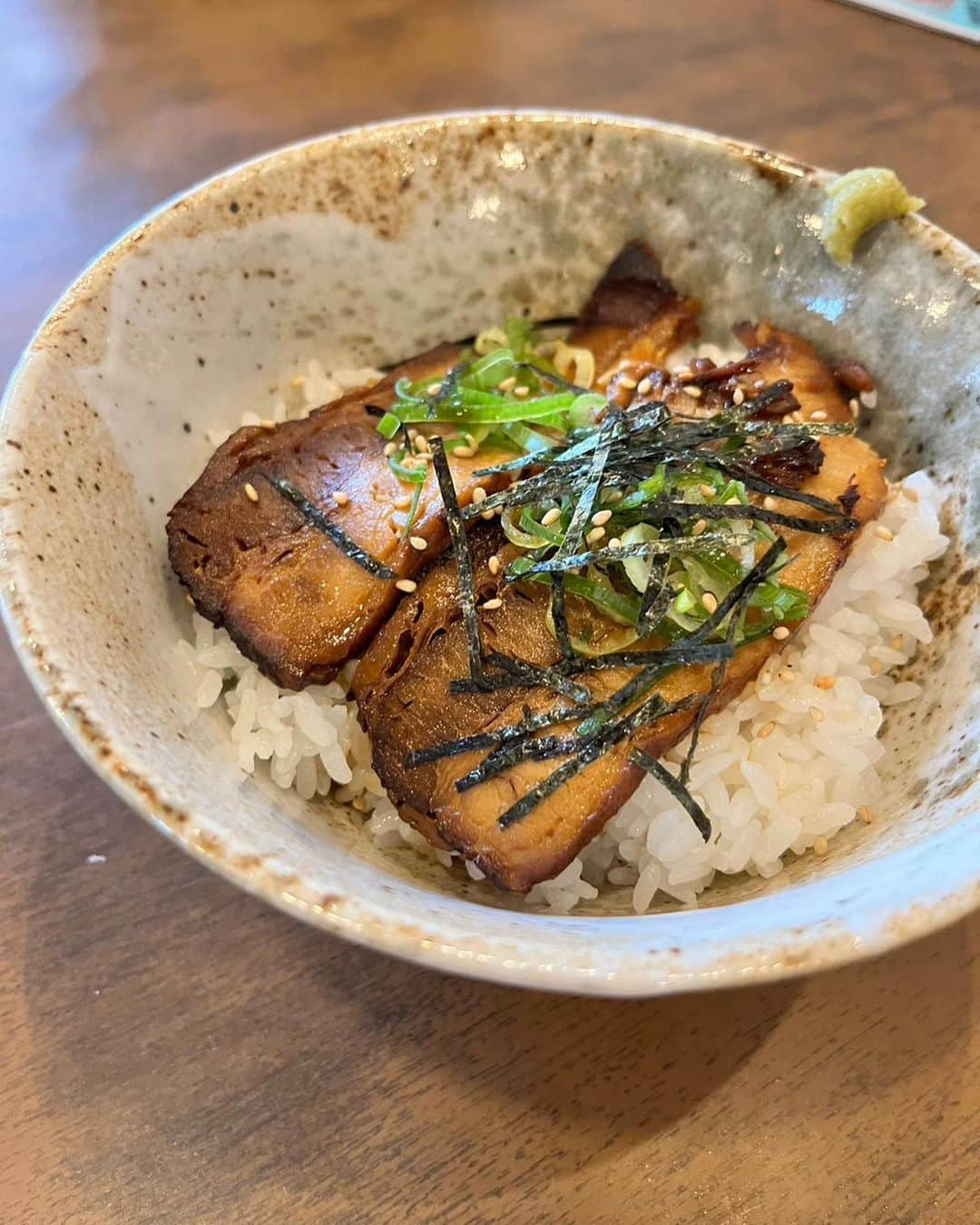 かわうそちゃんさんのインスタグラム写真 - (かわうそちゃんInstagram)「人生初の二郎系ラーメン 食べてきた🤭🤍  家系とか二郎系とか食べたことないから よく分からないけど 1番名物そうな 【 岡崎二郎 】を注文🙆‍♀️  （ 石鍋岡崎八丁味噌入豚骨スープダレ＋ 熟成トロ角煮＋濃厚背脂＋各種具材）  トッピングも 全部乗ってる【 全マシ 】を 頼んだらとんでもない量の ラーメンがでてきてびっくり🍜( 笑 )  チャーシュー（熟成トロ角煮）も ものすんごく 大きいのよ🥹🥹🥹💗  こういうのって写真撮るだけ撮って 食べないんでしょ？とおもわれがちだけど…  実はわたし隠れ大食いなので ぜーんぶ食べちゃった🤭( 笑 )  美味しすぎた！！ご馳走様でした🍜  デザートで食べた 【 生チョコアイス 】も 美味しすぎだったよ〜🥰💗  📍 愛知県岡崎市伊賀町7-69-78  PR  #一国堂 #岡崎らーめん #岡崎ランチ  #三河ラーメン #愛知ラーメン  #三河グルメ #名古屋ラーメン  #岡崎観光」7月15日 23時34分 - kawausochan_1