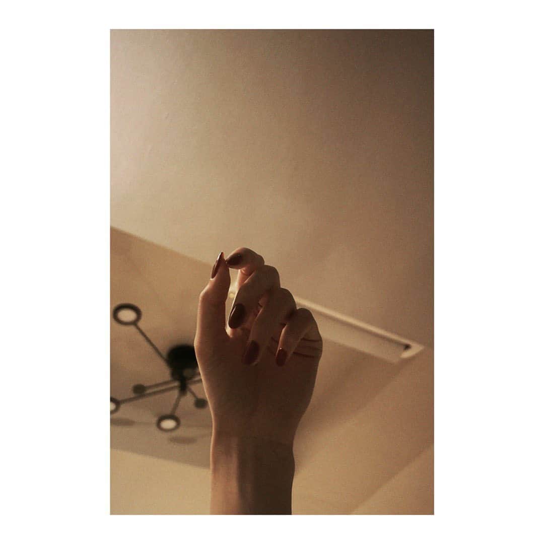 南菜生のインスタグラム：「爪赤にしたよ、夏だしね  エクステつけるつもりだったけどもしかしてつけない方が、、？と思い出したよ、夏だしね」