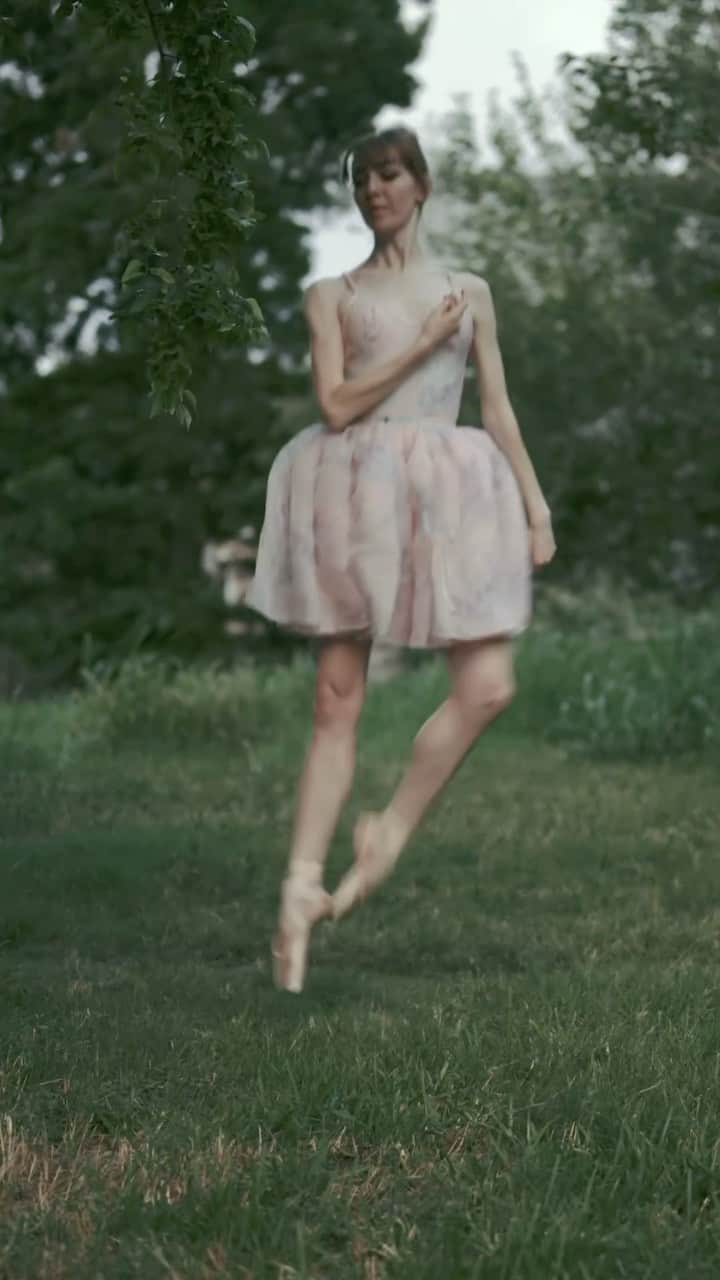 ballerina projectのインスタグラム：「𝙄 𝙛𝙚𝙡𝙡 𝙞𝙣𝙩𝙤 𝙖 𝙝𝙤𝙡𝙚 𝙞𝙣 𝙀𝙖𝘿𝙤.   𝐍𝐚𝐭𝐚𝐥𝐢𝐞 𝐕𝐚𝐫𝐧𝐮𝐦 dances in the empty streets of EaDo.   @natisacoolkid #natalievarnum #ballerinaproject #eado #houston #ballerina #ballet #dance #selkie   Watch the full length version of this dance film on our YouTube channel. Our YouTube channel link is located in our bio.」