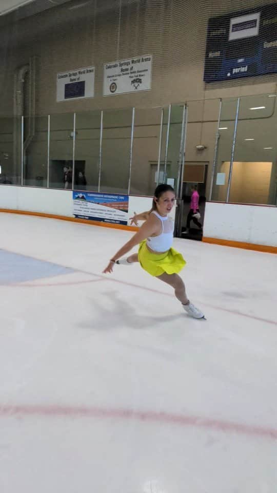 コートニー・ヒックスのインスタグラム：「Choreo sequence! I really can't overstate how much I love this music and how much I love skating to it! It's so fun. Also peep my *almost* too big split flip at the end. I've been trying to get it to be more delayed and I've fallen on it a few times BUT this was only a step out 🤪 VC of course to @gosanjaygo_03! . . . . #iceskater #iceskate #iceskating #figureskater #figureskate #figureskating #figureskating_amazing #lutz #triplejump #morning #fypage #fypシ #foryou #foryoupage #usfigureskating #isu #reels #pretty #athletesofinstagram #athlete #jacksonultima #johnwilson #jumps #explorepage #explore #фигурноекатани」