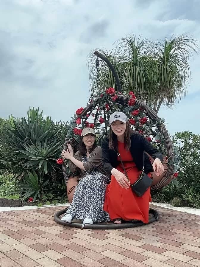 のインスタグラム：「🌴女子旅🌴  私はまだ(！)思い出に浸っております🌊  てなわけでまだまだ続く旅の思い出、続編😎  てじーとのんびりな様子をお届け🌹  事前にしっかり計画するのもいいけれど、その日に「行ってみよう！」と思い付きも楽しめる私たちです🥰  三連休、旅行の方いらっしゃるんじゃないでしょうか🤔 お天気がよくないところもあるみたいなのでどうぞ皆様お気をつけて！  #女子旅 #旅行 #てじー #手島優 #ブランコ #旅の思い出  #girlstrip #ワンピ引きずってます」