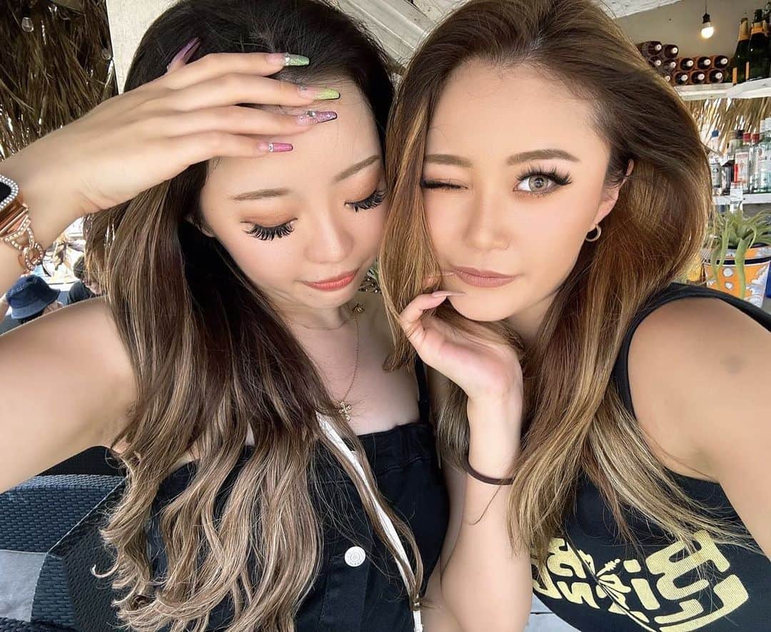 のインスタグラム：「ねえRevoさん @revo0126 天才ですほんっとに。 どーなってるのこの髪の可愛さ🥹画像見せたら細部までこだわってくれて最高のカラーが出来ました！！！ 髪色可愛すぎるから毎日るんるん😚 てことで高校の時からの友達とただひたすら飲む海して来ました🍺」