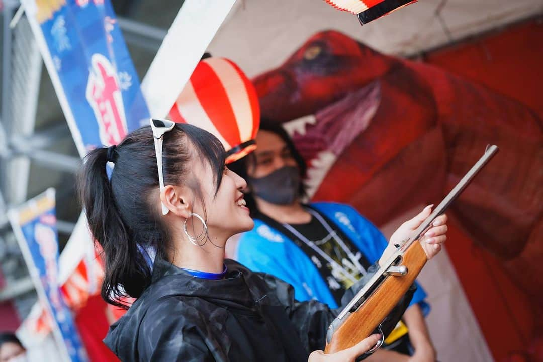 引地裕美さんのインスタグラム写真 - (引地裕美Instagram)「スーパーフォーミュラ夏祭り🔫🍉🌻💓  射的にお祭りで絶対食べるチョコバナナ😋 サーキットにちょうちんがいっぱいでお祭りだった〜🏮♡♡♡  明日は浴衣になります👘🖤 最後は花火も上がるよ〜🎆 今年最後の浴衣なので一緒にお祭り楽しもう🥰🪅  明日の決勝も19号車、20号車、 ITOCHU ENEX TEAM IMPULの応援よろしします☝🏻🖤  #superformula #sformula #スーパーフォーミュラ #富士スピードウェイ #fujispeedway #sf夏祭り  #mobil1 #mobil1レーシングサポーターズ #teamimpul  #itochuenexteamimpul  #UMine #japanese #japanesegirl #일본 #costume #レースクイーン #rq #モータースポーツ #motorsports」7月15日 23時44分 - yuumihikichi