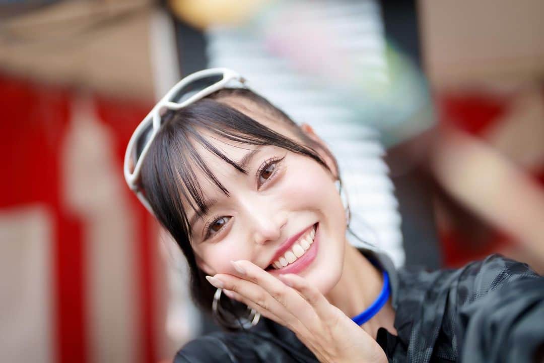 引地裕美のインスタグラム：「スーパーフォーミュラ夏祭り🔫🍉🌻💓  射的にお祭りで絶対食べるチョコバナナ😋 サーキットにちょうちんがいっぱいでお祭りだった〜🏮♡♡♡  明日は浴衣になります👘🖤 最後は花火も上がるよ〜🎆 今年最後の浴衣なので一緒にお祭り楽しもう🥰🪅  明日の決勝も19号車、20号車、 ITOCHU ENEX TEAM IMPULの応援よろしします☝🏻🖤  #superformula #sformula #スーパーフォーミュラ #富士スピードウェイ #fujispeedway #sf夏祭り  #mobil1 #mobil1レーシングサポーターズ #teamimpul  #itochuenexteamimpul  #UMine #japanese #japanesegirl #일본 #costume #レースクイーン #rq #モータースポーツ #motorsports」
