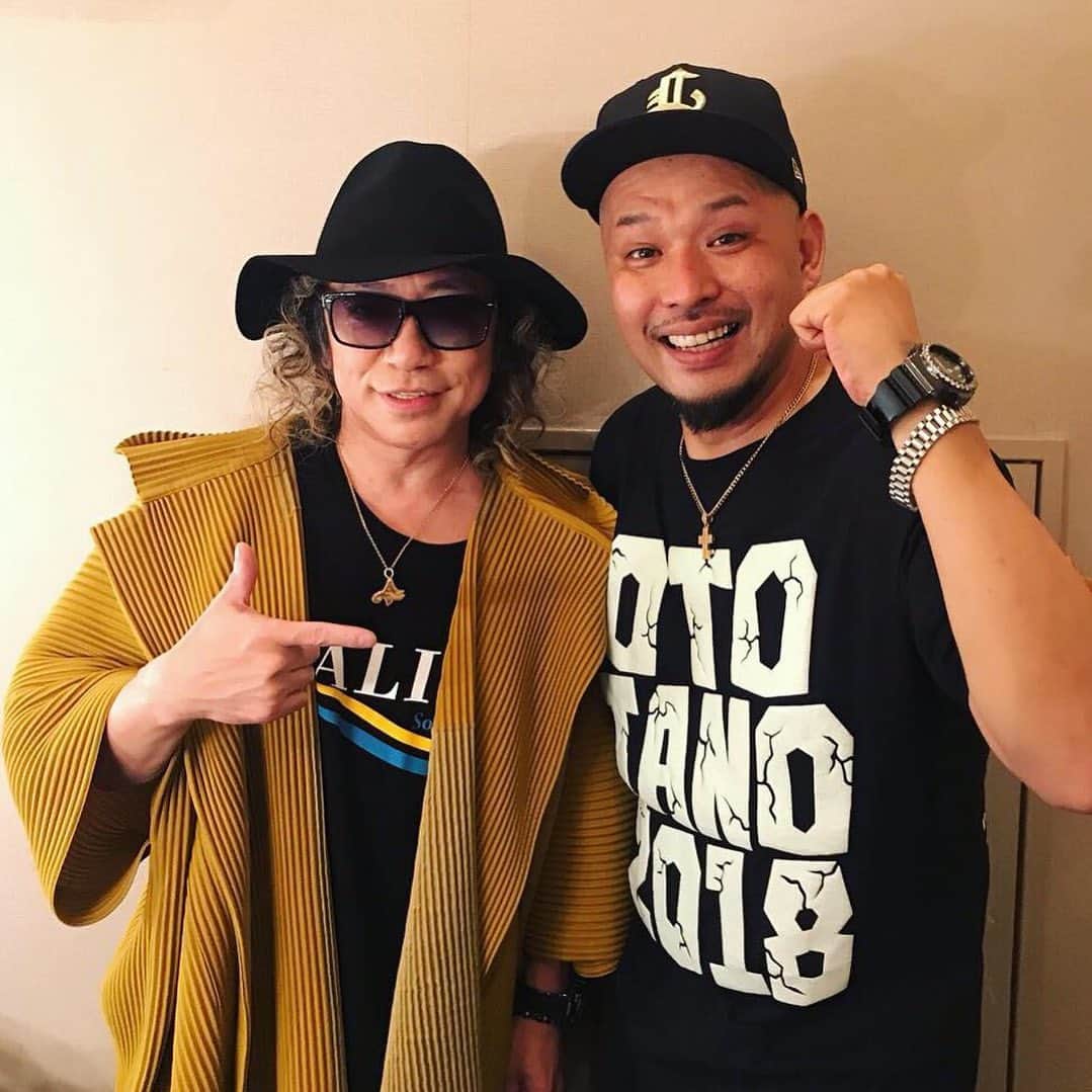 のインスタグラム：「『mckjは元々mcATさんに憧れて名乗ってます！』 イベントでご一緒になってご挨拶した時にそう想いを伝えた🔥 なにせ中学生の頃から聴いていて、 アルバムも全部持ってて💿 部屋の天井には ATさんのポスター 全部ラップ覚えてるくらい大好き あのリングめっちゃ欲しかったもんなー💍  ご挨拶した直後ATさんは、、 『そうなんだ！じゃあこのあと一緒にボンボヘッド歌う？』 と、 ATさんから一緒にステージ出る？と誘って頂いた🥺 なんて気さくな方なんだ🔥 その数分後にまさかのご本人の横で『ボンバヘッ‼️』 こんな信じられない急展開たまりませんでした💣 先日ニューアルバムをリリースされまして💿 相変わらず素敵な音楽でした🔥  いつか、一曲... それがmckjの夢です🔥  m.c.A.T'n K.Jす🎙️  #こりゃめでてーな #mckj #mcAT #HIPHOP #ラップ #路地に転がるダイヤモンド #磨き続ける勇気が宝モン #ヒェ #ah-yea-h」