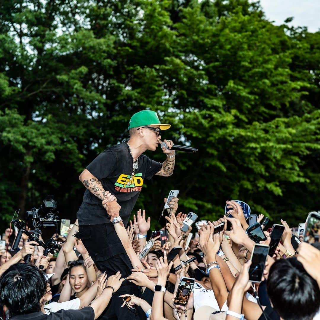 JP THE WAVYのインスタグラム：「AZASU🙏🏻🔥  @luckyfm_fes  📸 @uran_sakaguchi」