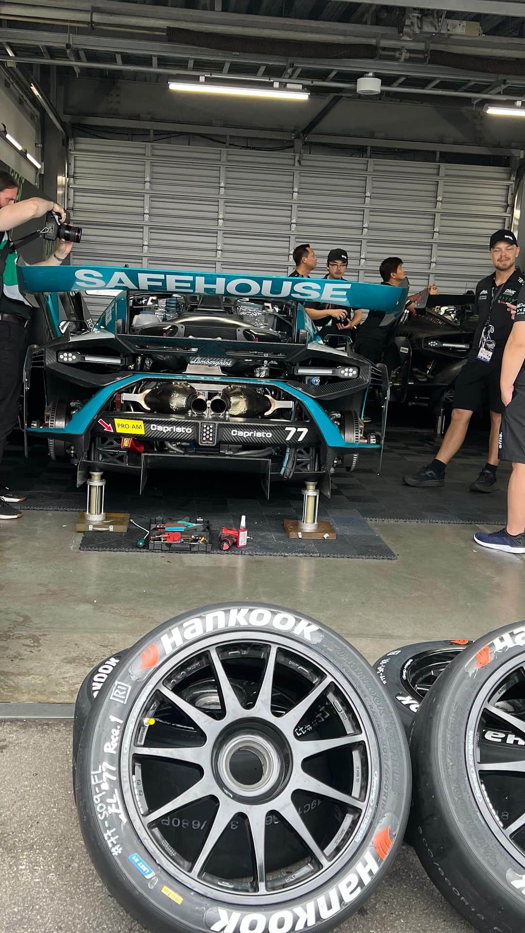 諸星伸一のインスタグラム：「⭐️Bitcoin.com⭐️  友人のロジャーがサポートしている🇰🇷在住の🇸🇬人のチーム🏁  #lamborghini #ランボルギーニ #morohoshi #諸星伸一 #fightingstar #ファイティングスター #fsbk #世界最強モロックマ #世界最強諸星一家 #諸星一家 #powercraft  #lexani #lexanijapan #rockford #tokyo #japan」