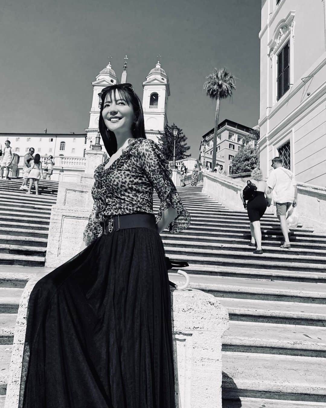 久本直美のインスタグラム：「スペイン広場  ローマの休日で、オードリー演じるアン王女がジェラートを片手に階段を降りてくるシーン🎬のロケ地として有名。  今は飲食が禁止🥲 ジェラートは別途いただきました🇮🇹  #ローマの休日 #スペイン広場 #モノクロ #イタリア旅行 #ローマ」