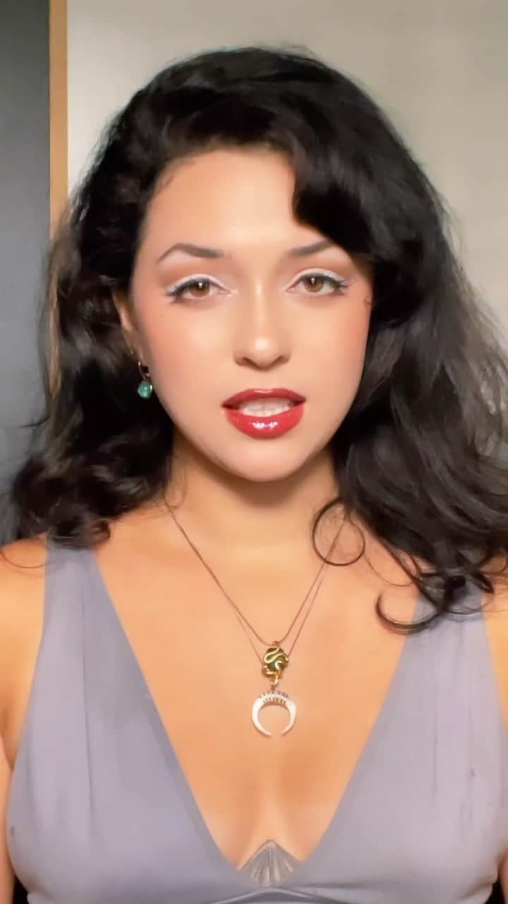 ジェシカ・ヴィルのインスタグラム：「A.I will be replacing not just writers but actors, too. I think A.I can be a wonderful assistant to a human but should never BECOME and REPLACE the human itself. This is so damaging to the economy as it will put thousands of people out of a job. Studios already had an issue with picking cheap and fast writers which explains the horrible content quality nowadays and this is only going to make things worse when a soulless robot will be in charge of writing and acting. As Bob Iger, the CEO of Disney, said about the writer’s and actor’s strike: “their demands are unrealistic” to be paid fairly. Meanwhile Bob has a personal salary of 45 Million a year. Eat the rich.」