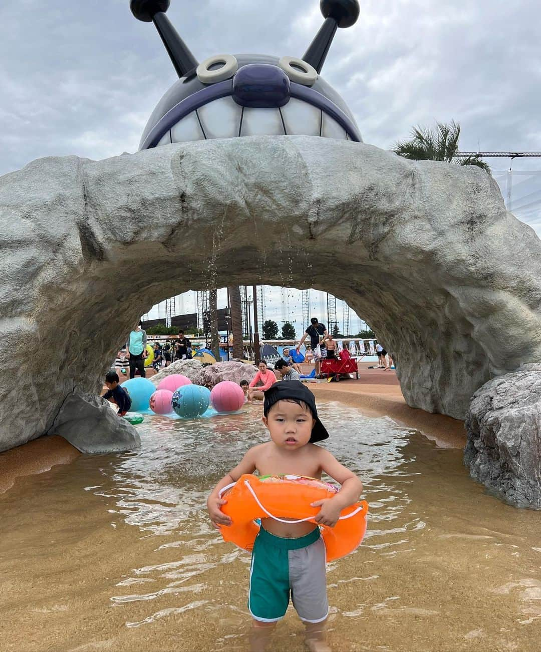 宮川杏奈さんのインスタグラム写真 - (宮川杏奈Instagram)「行ってきましたよみうりランド🎡 この時期限定のアンパンマンプールを求めて‼️ . 父も母も 坊の喜ぶ姿が見たい一心だけど 結果自分たちも超楽しいっていう😂❤️ . たくさん遊んで ドボンしまくったけど泣かなくてw いっぱい走って いろんな仲間たちと写真撮って めちゃくちゃ食べて まーた遊びにくり出してwww . いつもなら電池切れすり時間もすっとばして 全力で楽しんでくれた坊に感謝😘 . 家族で最高の思い出になりました✌🏻 来年もまだまだA様への愛が続いていたら 行ってもいいかなって思います🙏🏻 . #よみうりランド #よみうりランドプール  #アンパンマンプール #アンパンマン好きな人と繋がりたい」7月15日 23時53分 - an1221na