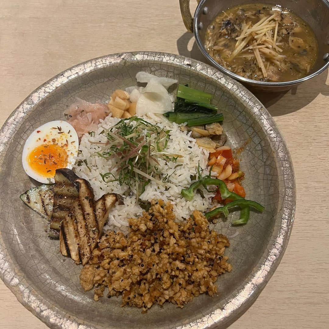 ハシモトタカヒロのインスタグラム：「"京風スパイス朝定食" 京都でカレー食べたくなって朝カレーで探したらSPICE GATEさん発見！カレーなのにDub Stepみたいに軽い！何コレ？茶葉と炊いたパスマティライスはふわふわで鯖の出汁カレーはしみじみしててアチャールは京野菜、炭火焼きのエリンギと生ピーマンの食感と鼻を抜けるスパイスでもう口の中がパラダイスw 悶絶しました。こ、これがはんなりなんですねぇ。また京都行ったら行きたいです！#spicegate」