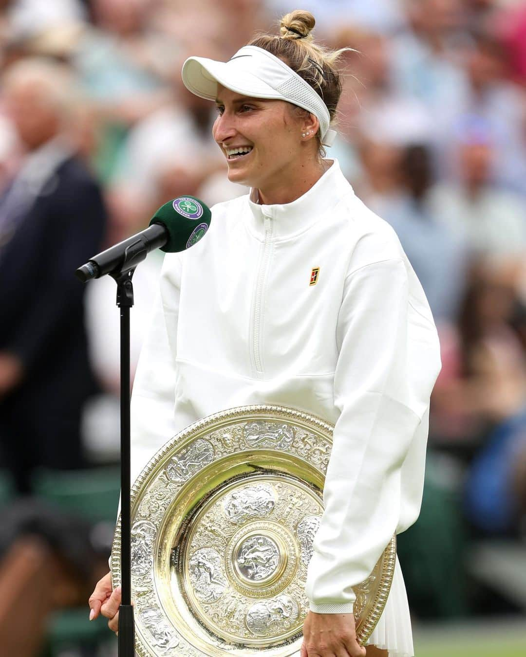 WTA（女子テニス協会）さんのインスタグラム写真 - (WTA（女子テニス協会）Instagram)「@marketavondrousova becomes the first unseeded Wimbledon champion in the Open Era 🤍  #Wimbledon」7月15日 23時57分 - wta