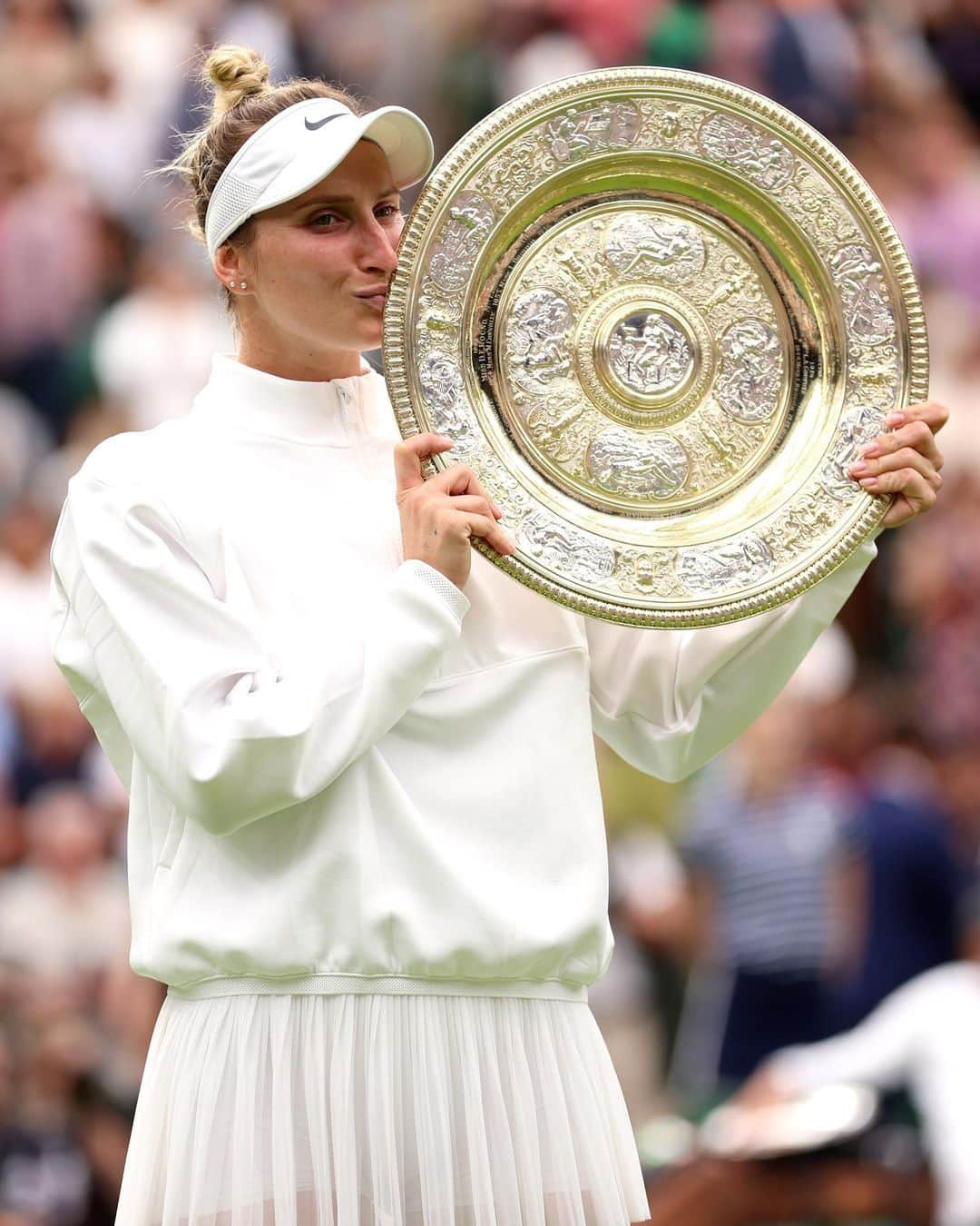 WTA（女子テニス協会）さんのインスタグラム写真 - (WTA（女子テニス協会）Instagram)「@marketavondrousova becomes the first unseeded Wimbledon champion in the Open Era 🤍  #Wimbledon」7月15日 23時57分 - wta