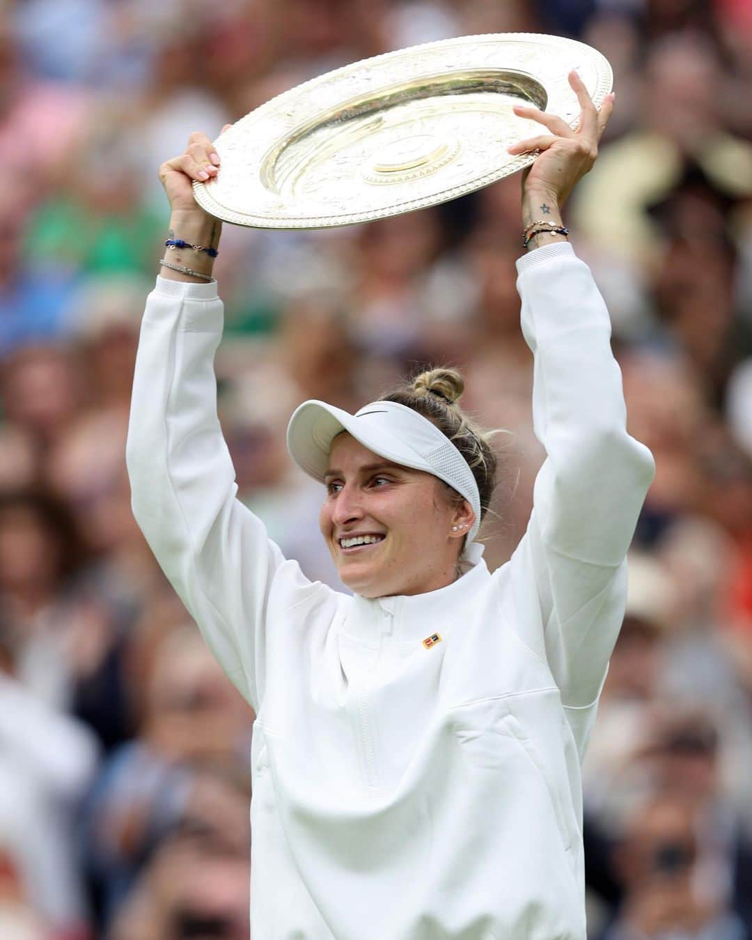 のインスタグラム：「@marketavondrousova becomes the first unseeded Wimbledon champion in the Open Era 🤍  #Wimbledon」