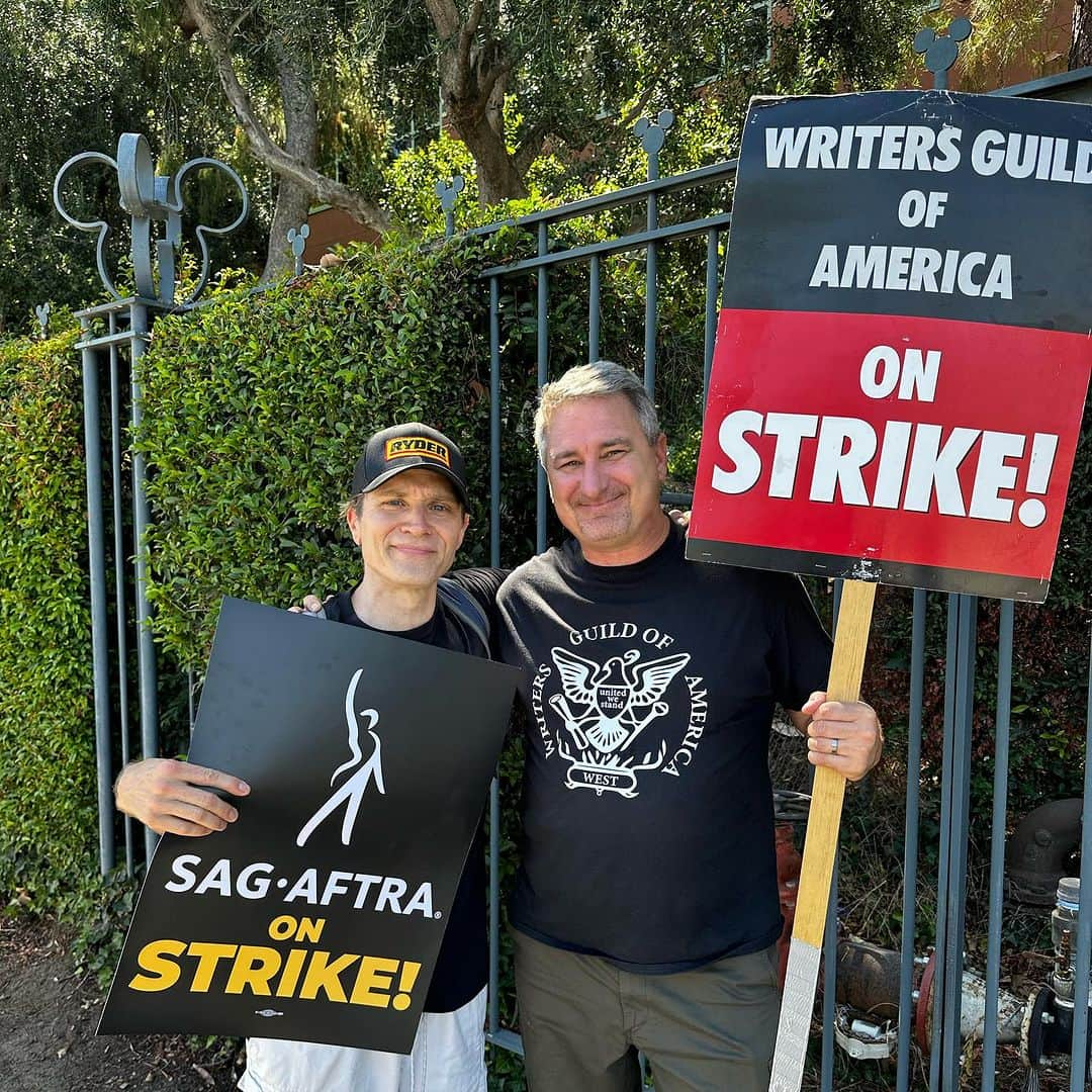 シーマス・デヴァーのインスタグラム：「And you also get to catch up with your WGA brothers and sisters like fellow @nauflagstaff alumni @wbharp here. Good to see you, Bill. Dr. White would be proud of us. #wgasagaftrasolidarity #power2performers #sagaftrastrong」