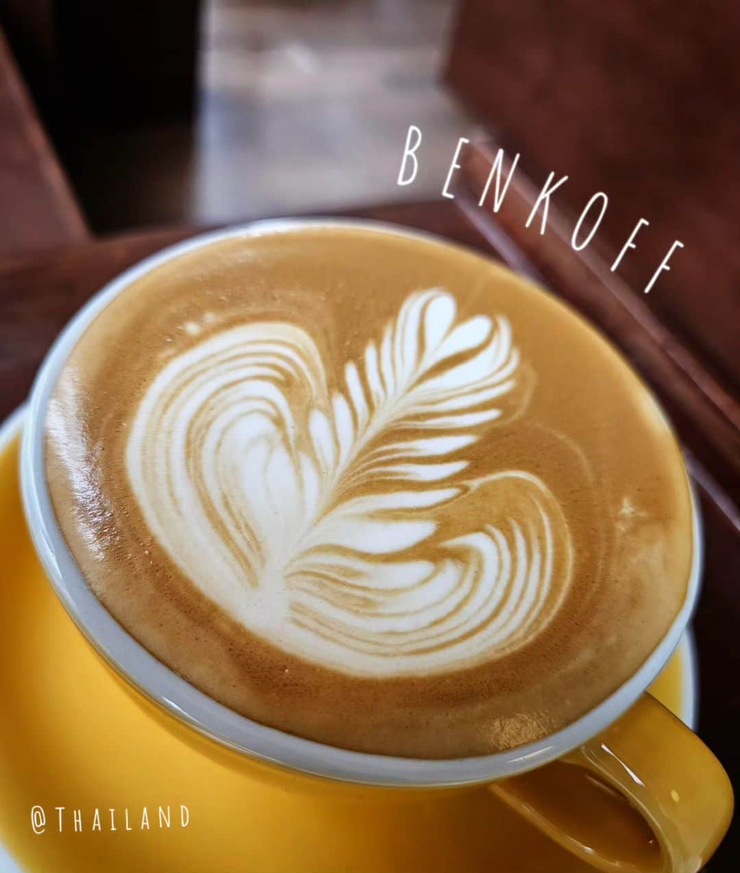 井上琴絵のインスタグラム：「☕ . カフェ巡りin タイ🇹🇭 旅行先でもしっかりね🤭。 . . @benkoff.cafe#benkoff #かふぇすたぐらむ#カフェ活#カフェ巡り #カフェ巡り好き#☕#おしゃれなカフェ#タイ #coffee#coffeegram#coffeelove#coffeetime #cafe#cafestagram#Bangkokcafe#Thailandcoffee #cafephotography#bangkok#Thailand #ขอบคุณค่ะ #อร่อย#😋」