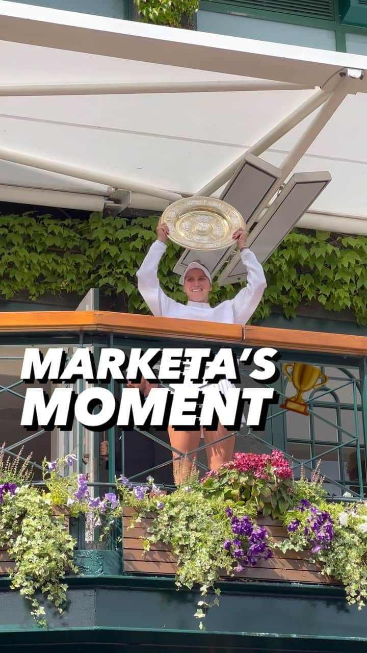 のインスタグラム：「RAISE IT HIGH, @marketavondrousova! 🙌🏆🇨🇿  #Wimbledon」